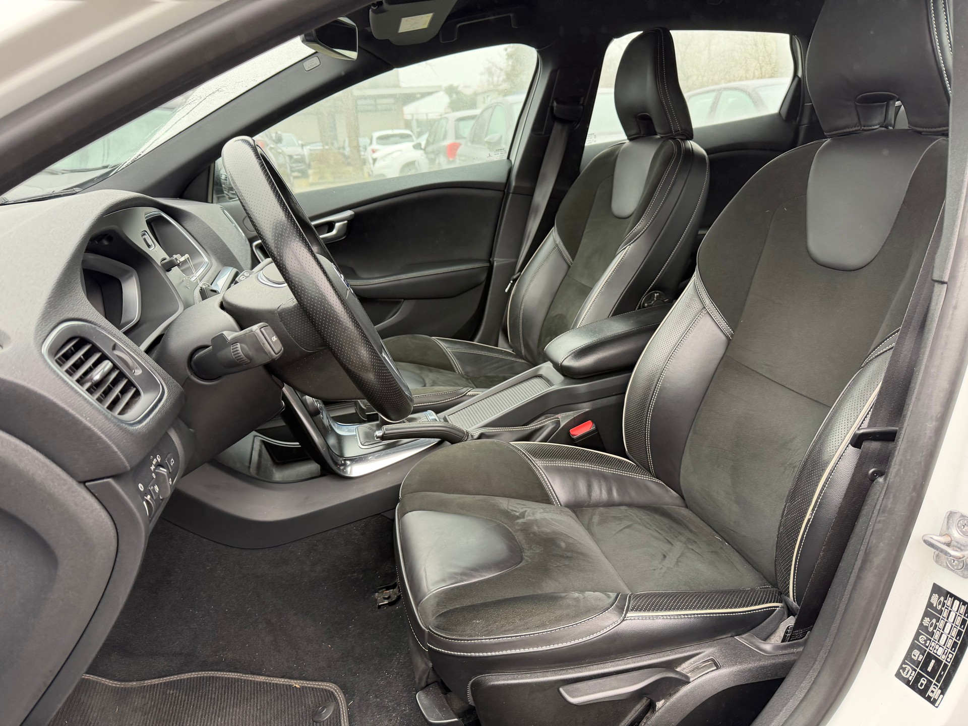 VOLVO V40 D4 Momentum R-Design-image-8
