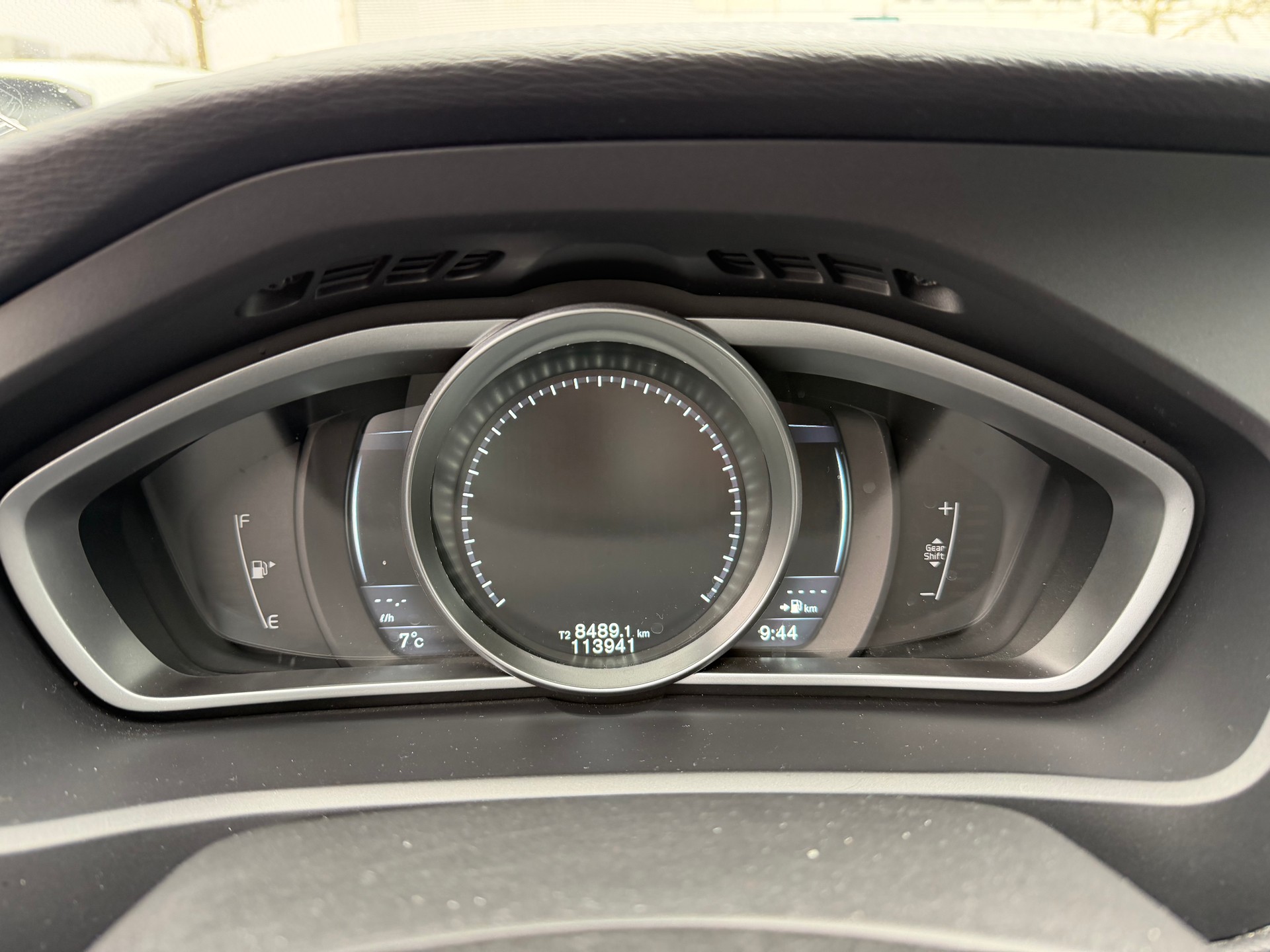 VOLVO V40 D4 Momentum R-Design-image-19