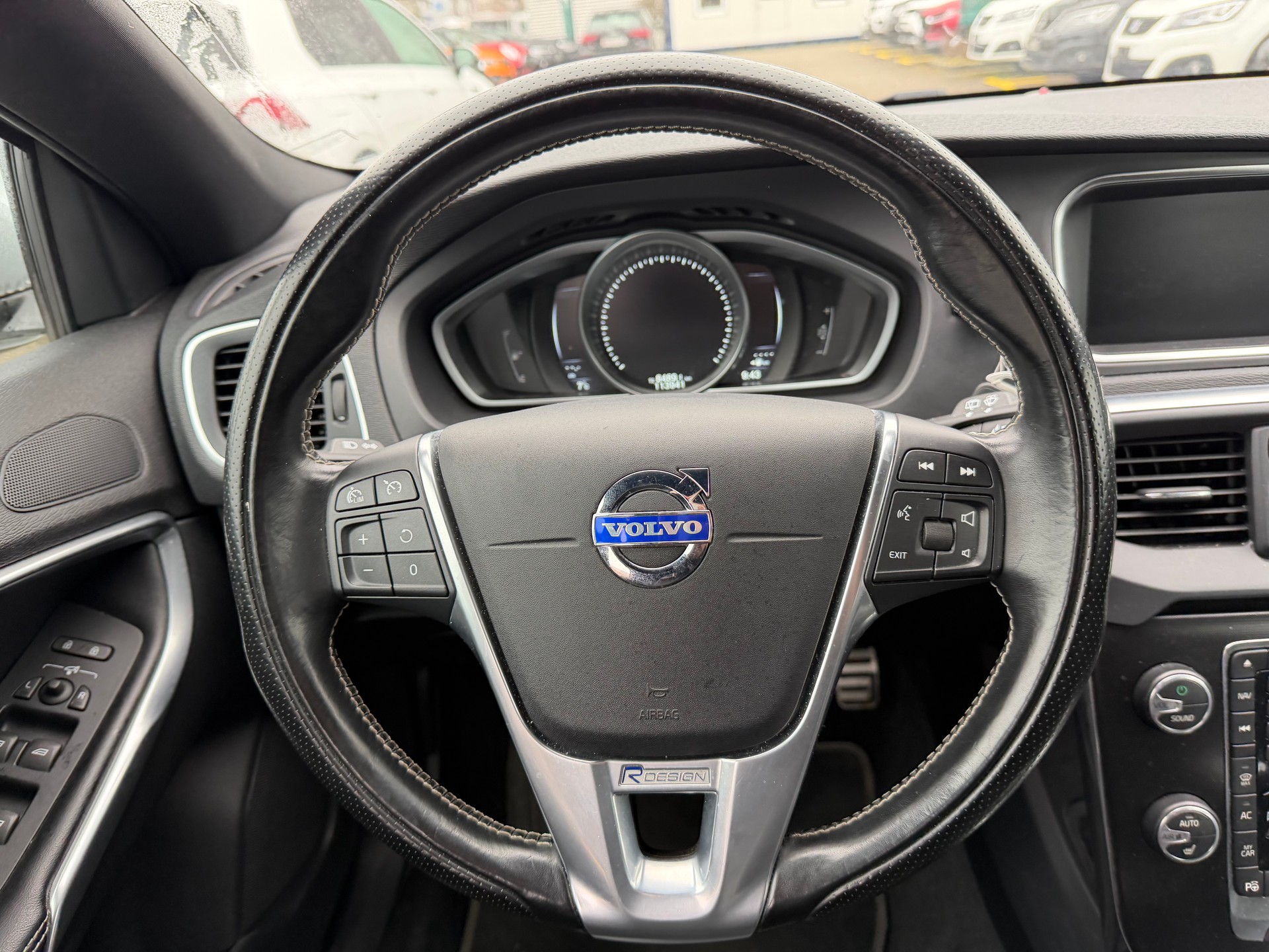 VOLVO V40 D4 Momentum R-Design-image-12