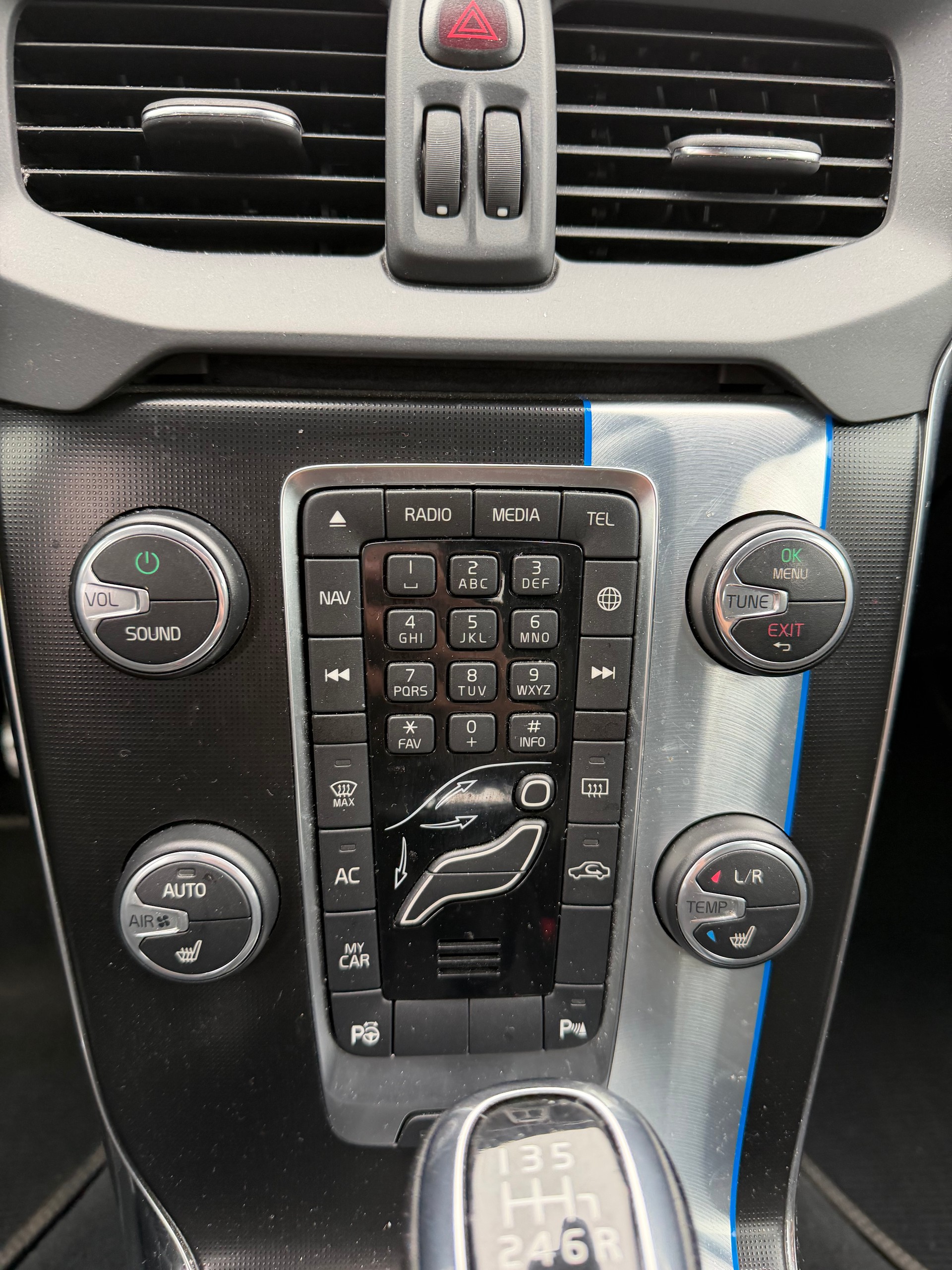 VOLVO V40 D4 Momentum R-Design-image-14
