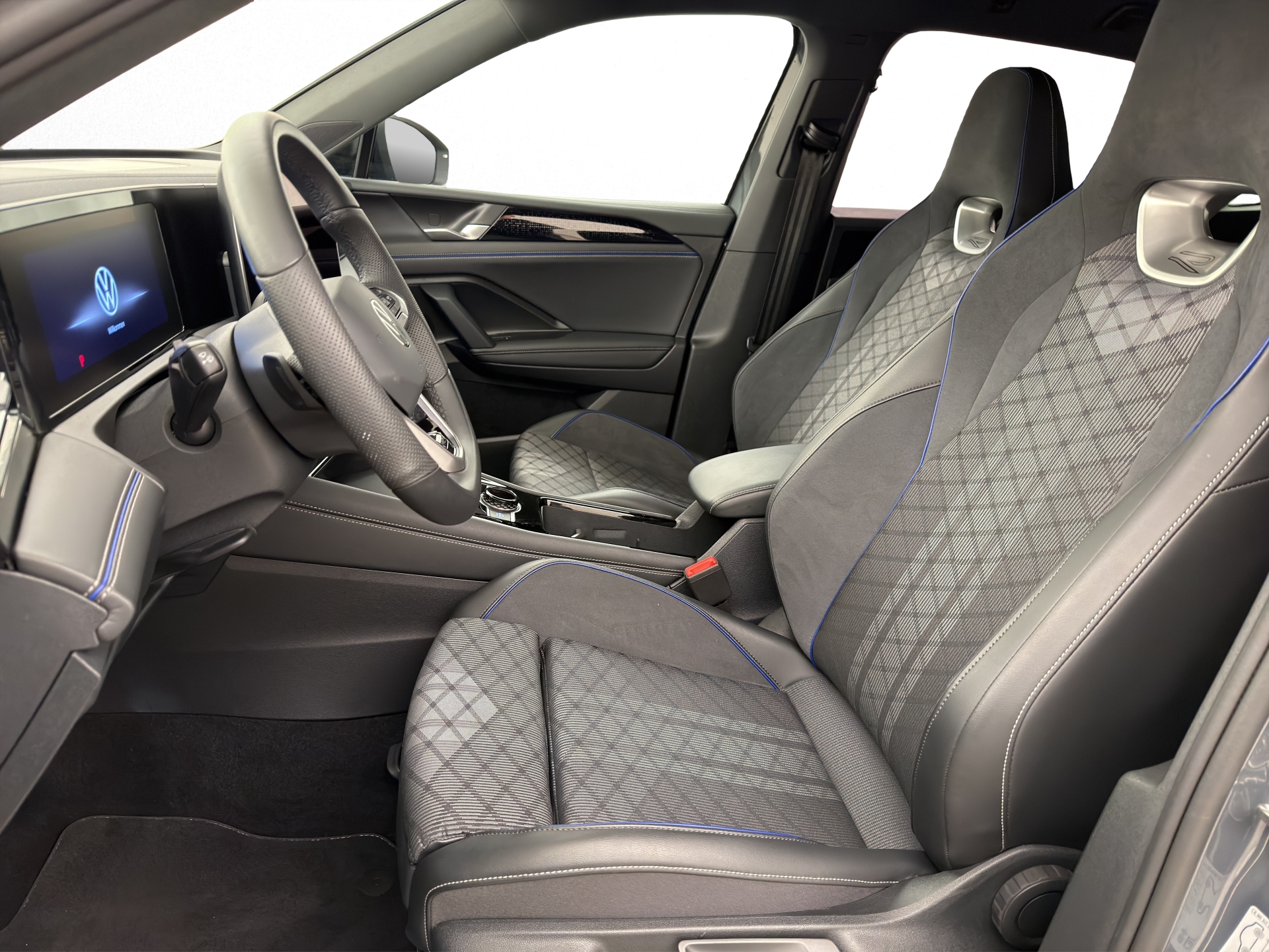 VW Tiguan 2.0 TSI R-Line Black Style DSG 4Motion-image-3