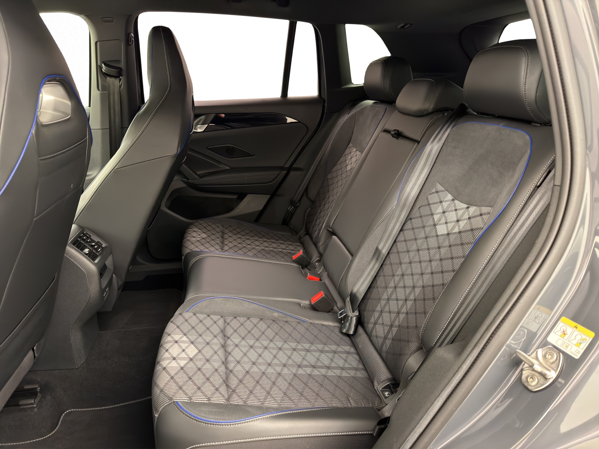 VW Tiguan 2.0 TSI R-Line Black Style DSG 4Motion-image-4