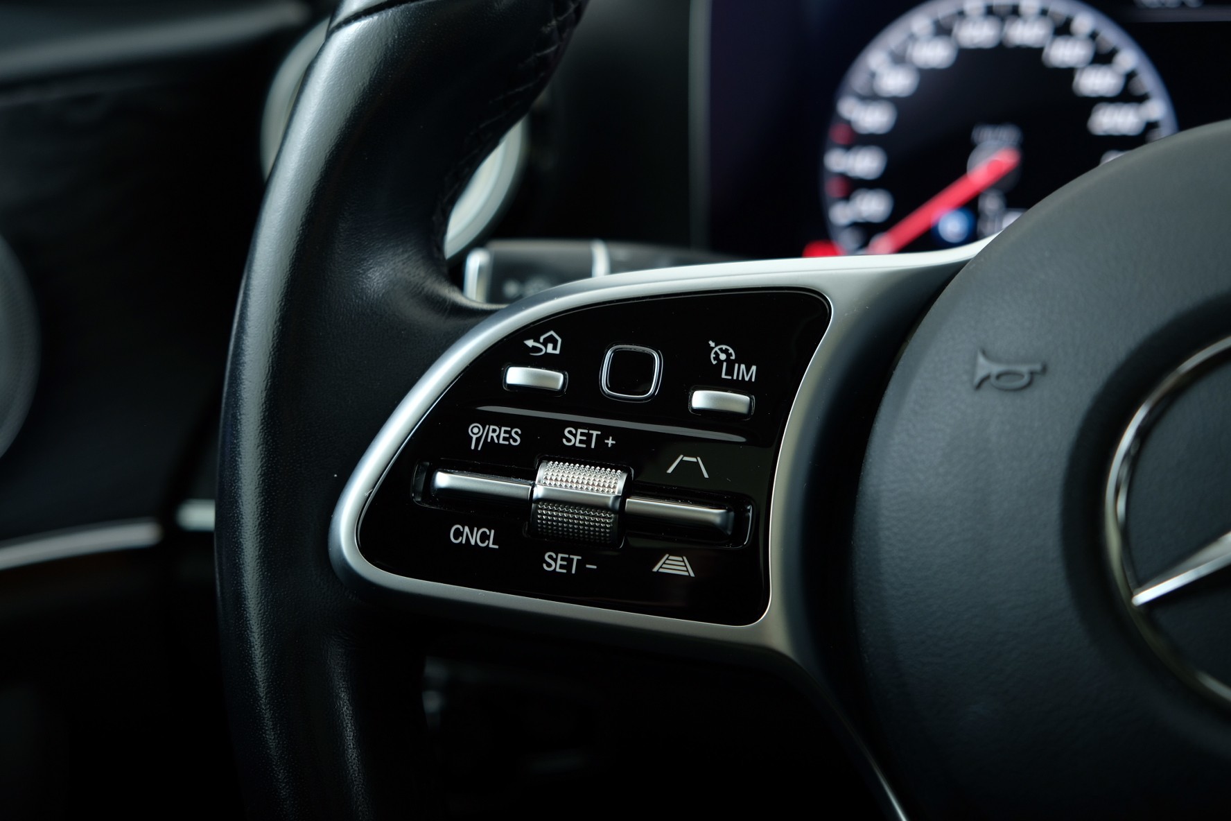 MERCEDES-BENZ E 220 d 4Matic 9G-Tronic-image-12
