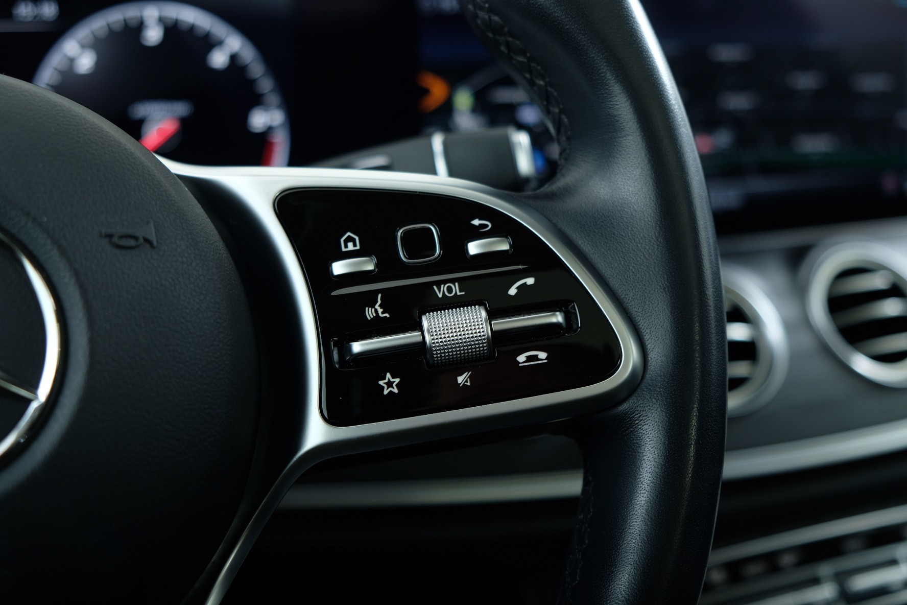 MERCEDES-BENZ E 220 d 4Matic 9G-Tronic-image-13