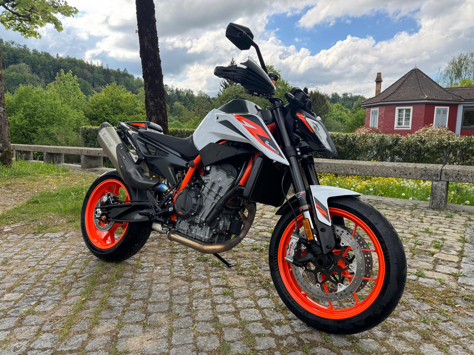 KTM 890 Duke R-image-2