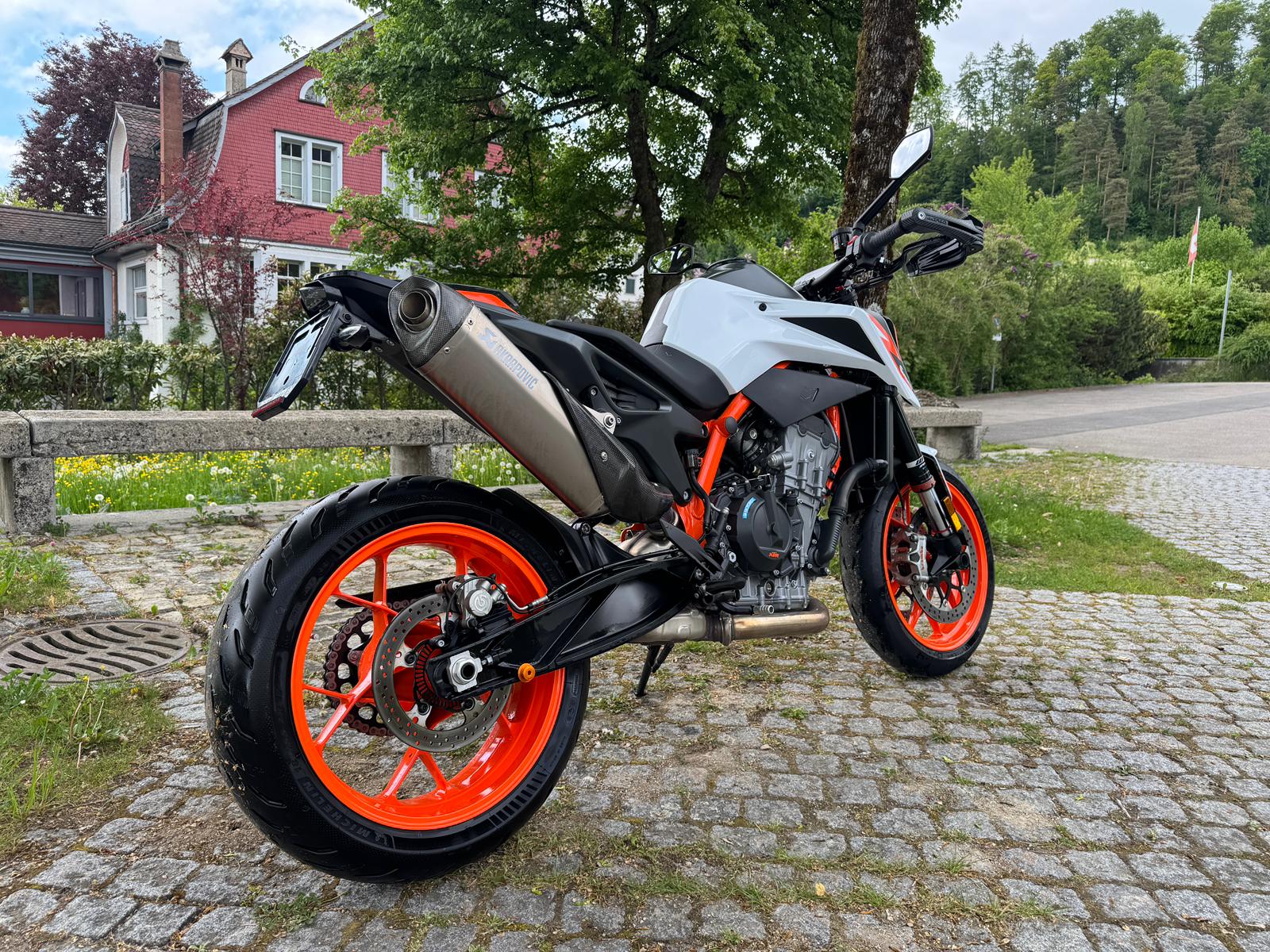 KTM 890 Duke R-image-8