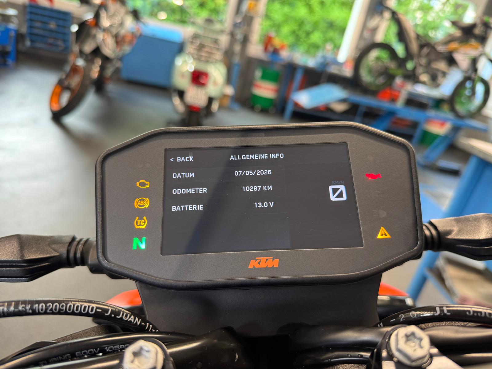 KTM 890 Duke R-image-9