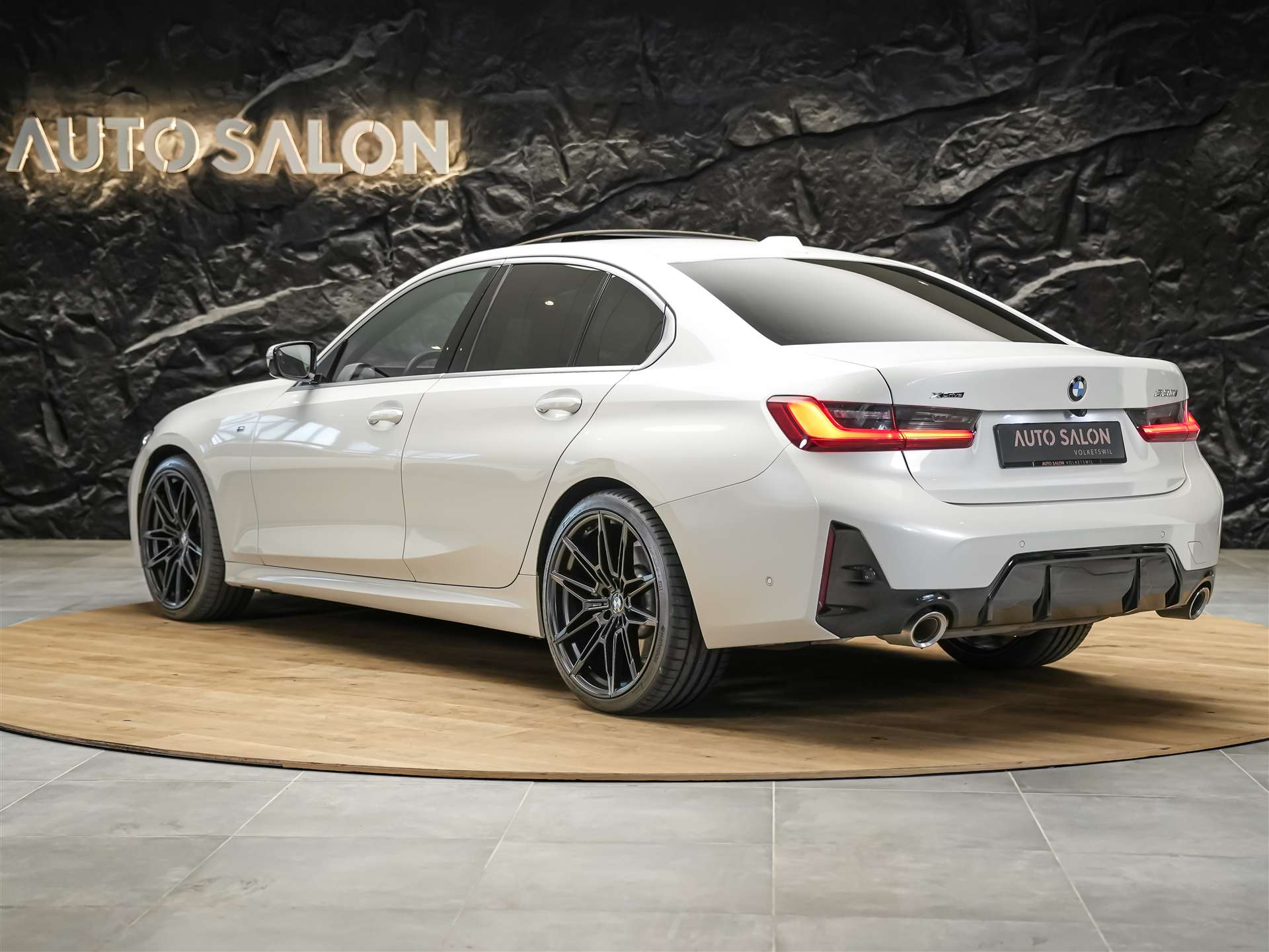 BMW 330i xDrive Steptronic M Sport *20 Zoll*Panorama*Head-Up*-image-2