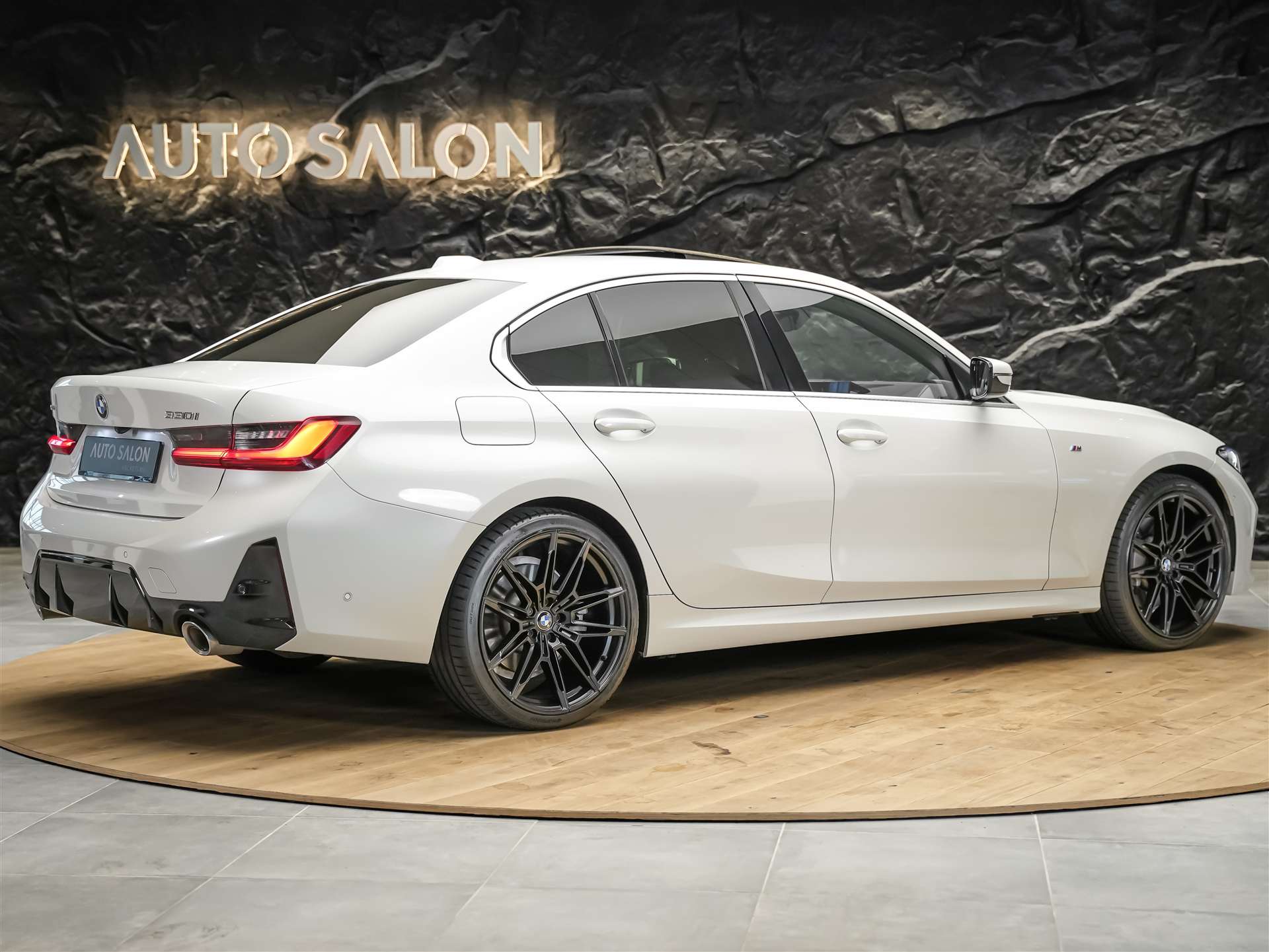 BMW 330i xDrive Steptronic M Sport *20 Zoll*Panorama*Head-Up*-image-4