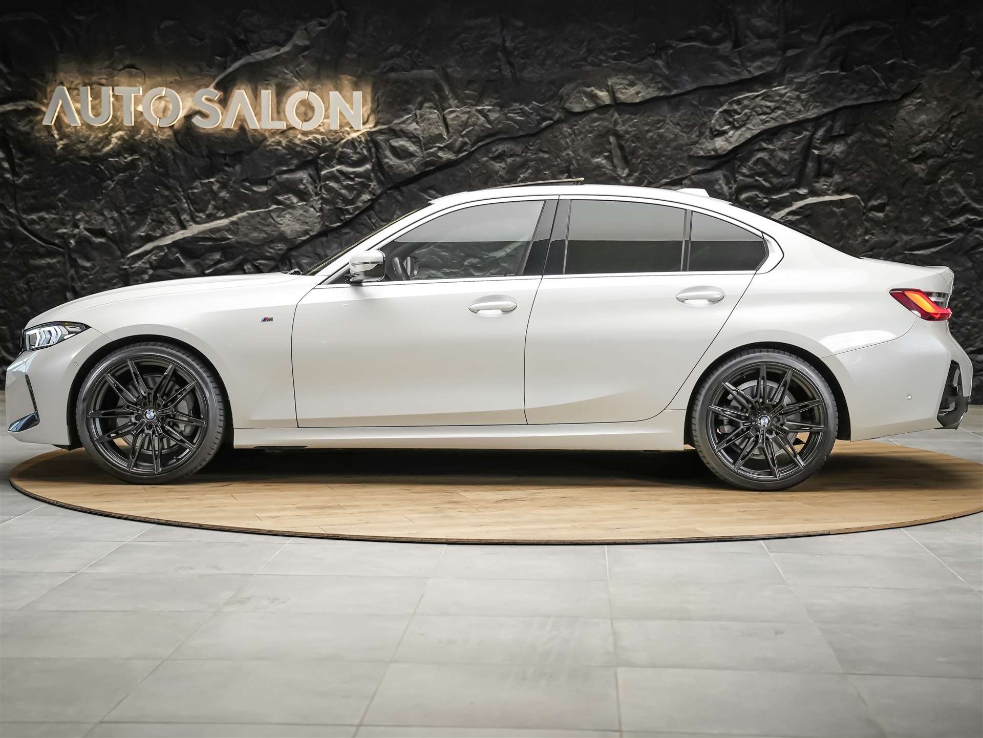 BMW 330i xDrive Steptronic M Sport *Facelift*20 Zoll*Panorama*Head-Up*-image-1