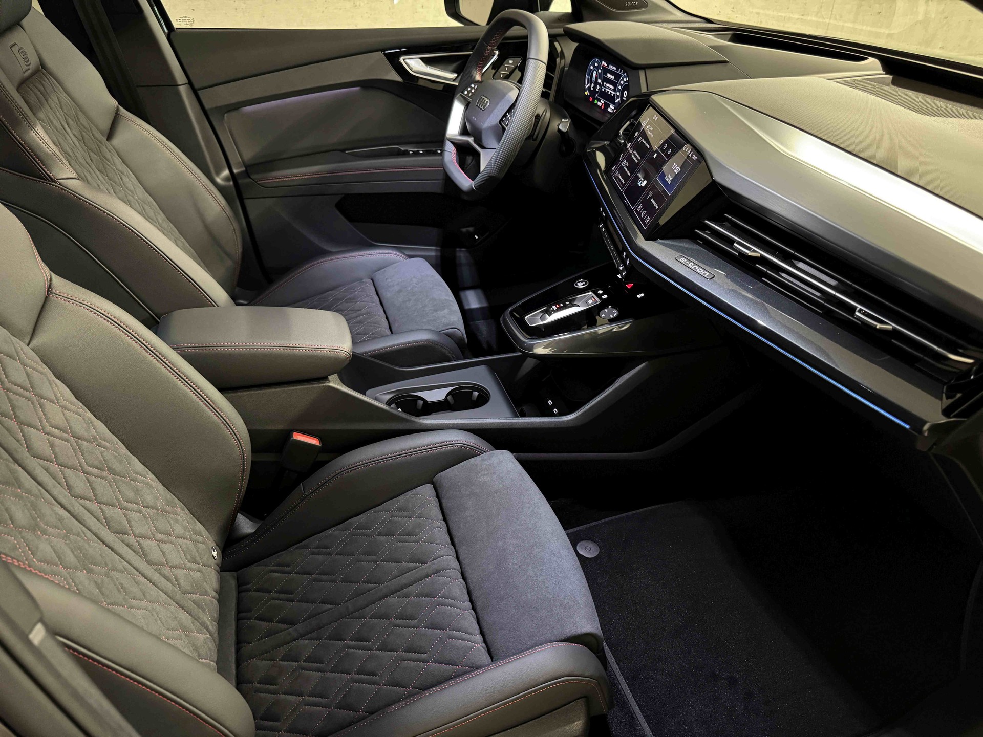 AUDI Q4 e-tron 45 Edition Swiss Ski quattro-image-12