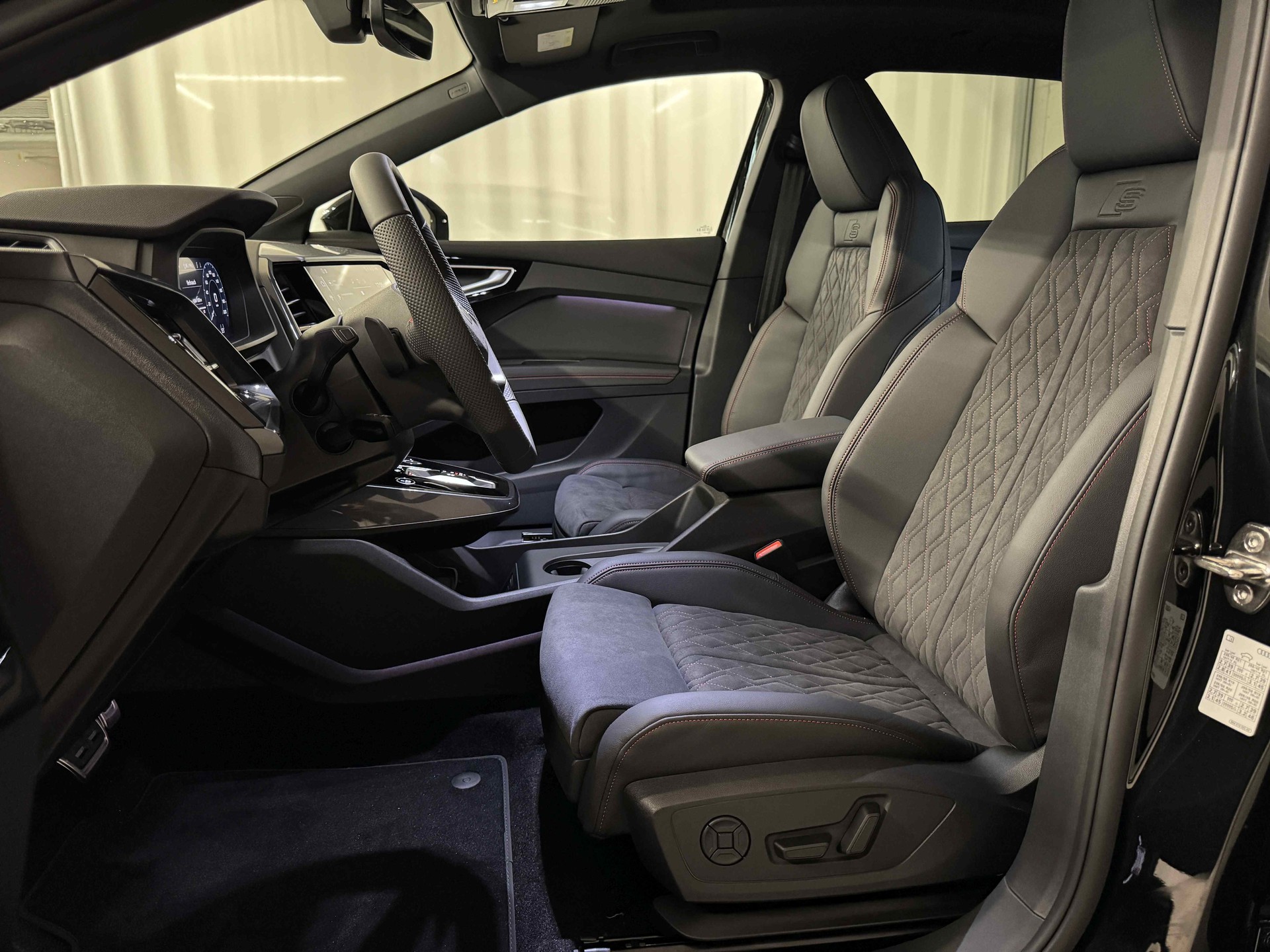 AUDI Q4 e-tron 45 Edition Swiss Ski quattro-image-8