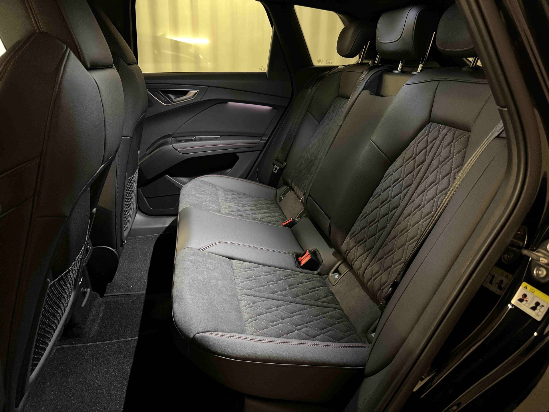 AUDI Q4 e-tron 45 Edition Swiss Ski quattro-image-14