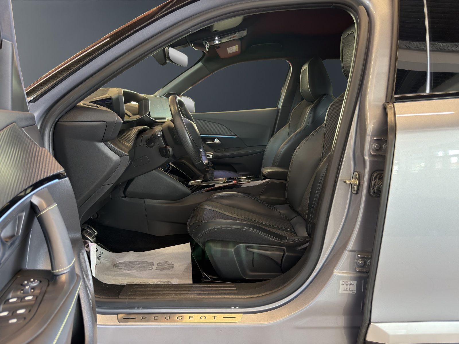 PEUGEOT 2008 1.2 PureTech GT Line-image-13