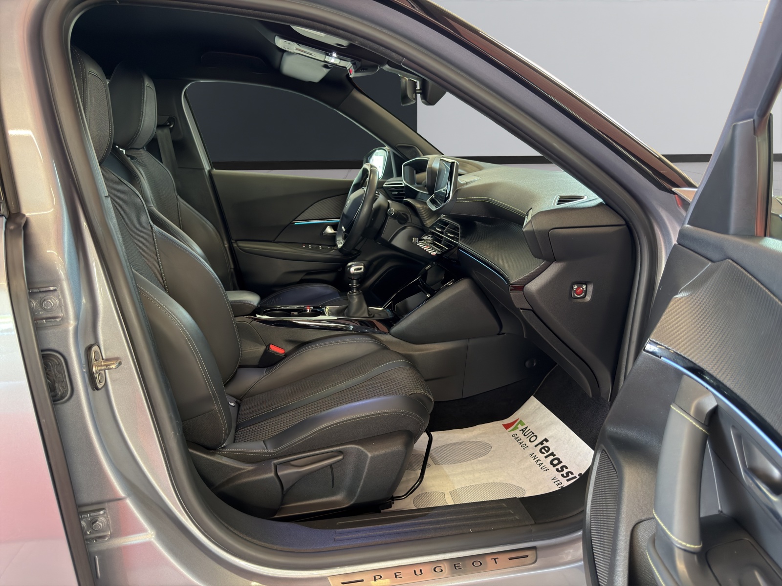 PEUGEOT 2008 1.2 PureTech GT Line-image-18