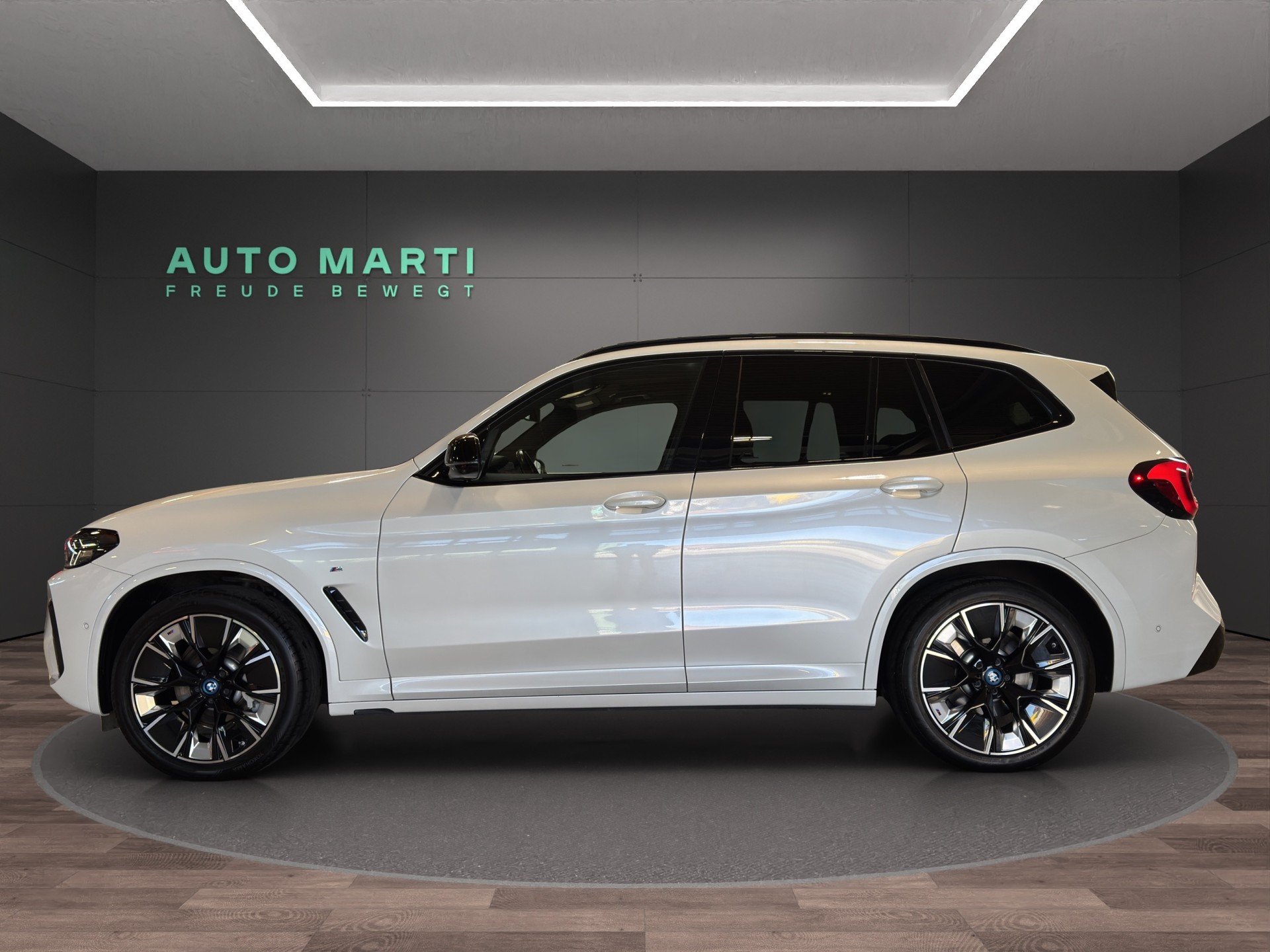 BMW iX3 Impressive-showroom-element-2
