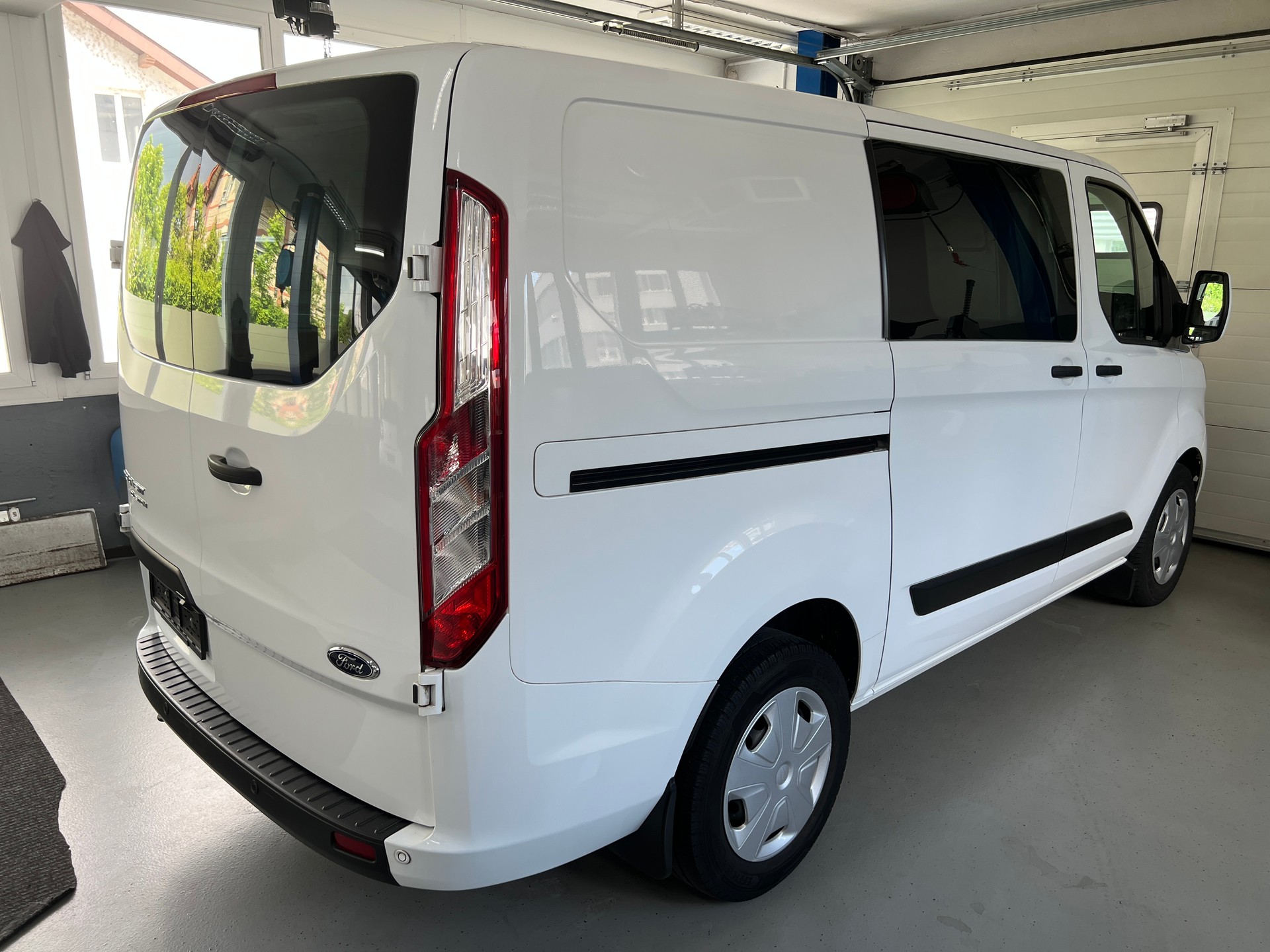 FORD Transit Custom Van 320 L1H1 Ambiente-image-3