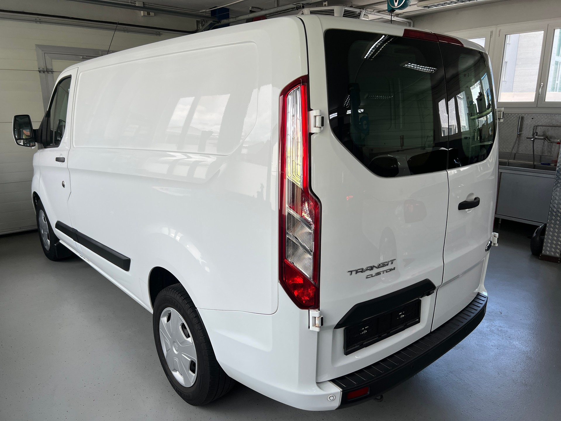 FORD Transit Custom Van 320 L1H1 Ambiente-image-2