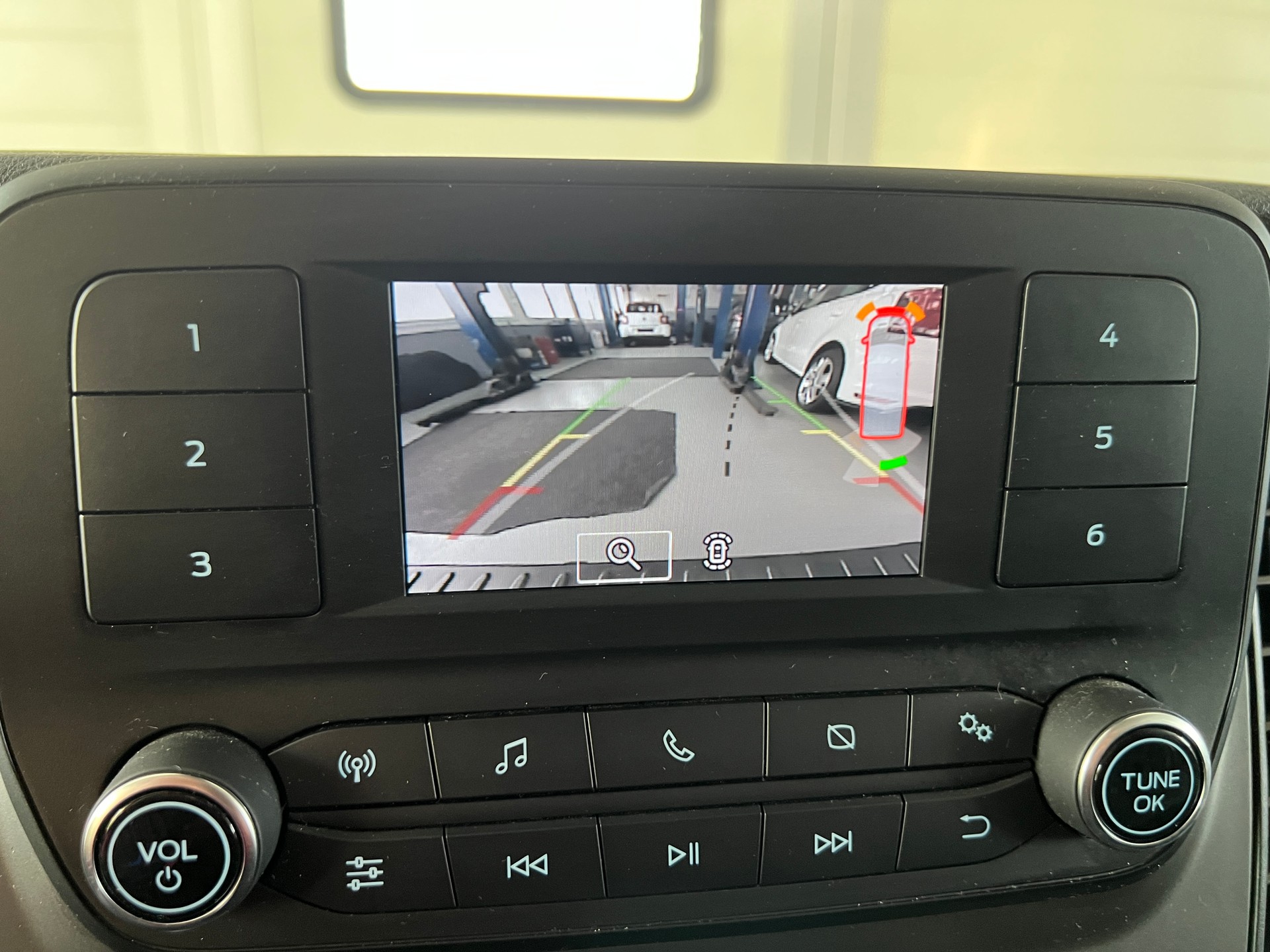 FORD Transit Custom Van 320 L1H1 Ambiente-image-9