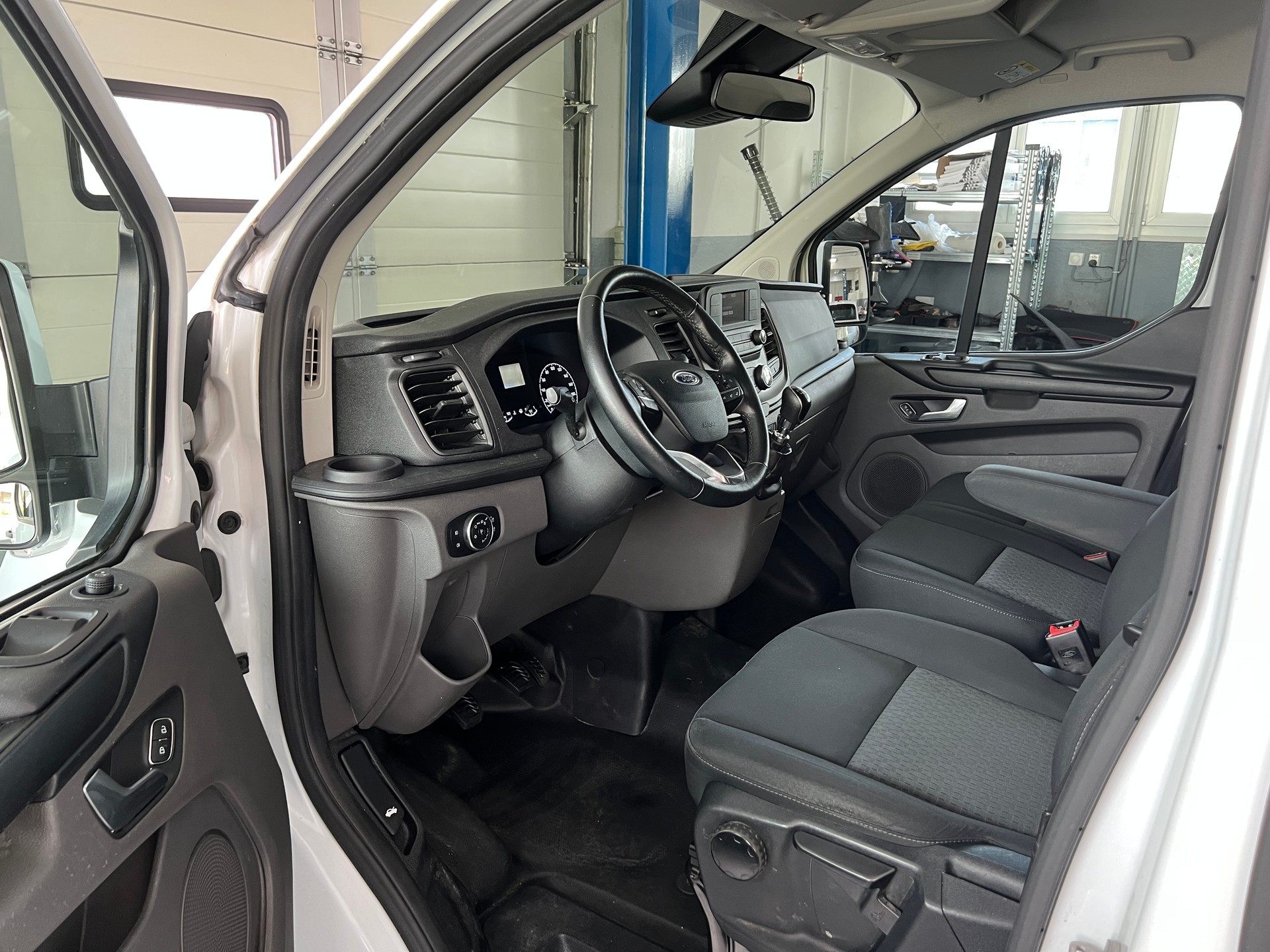FORD Transit Custom Van 320 L1H1 Ambiente-image-4