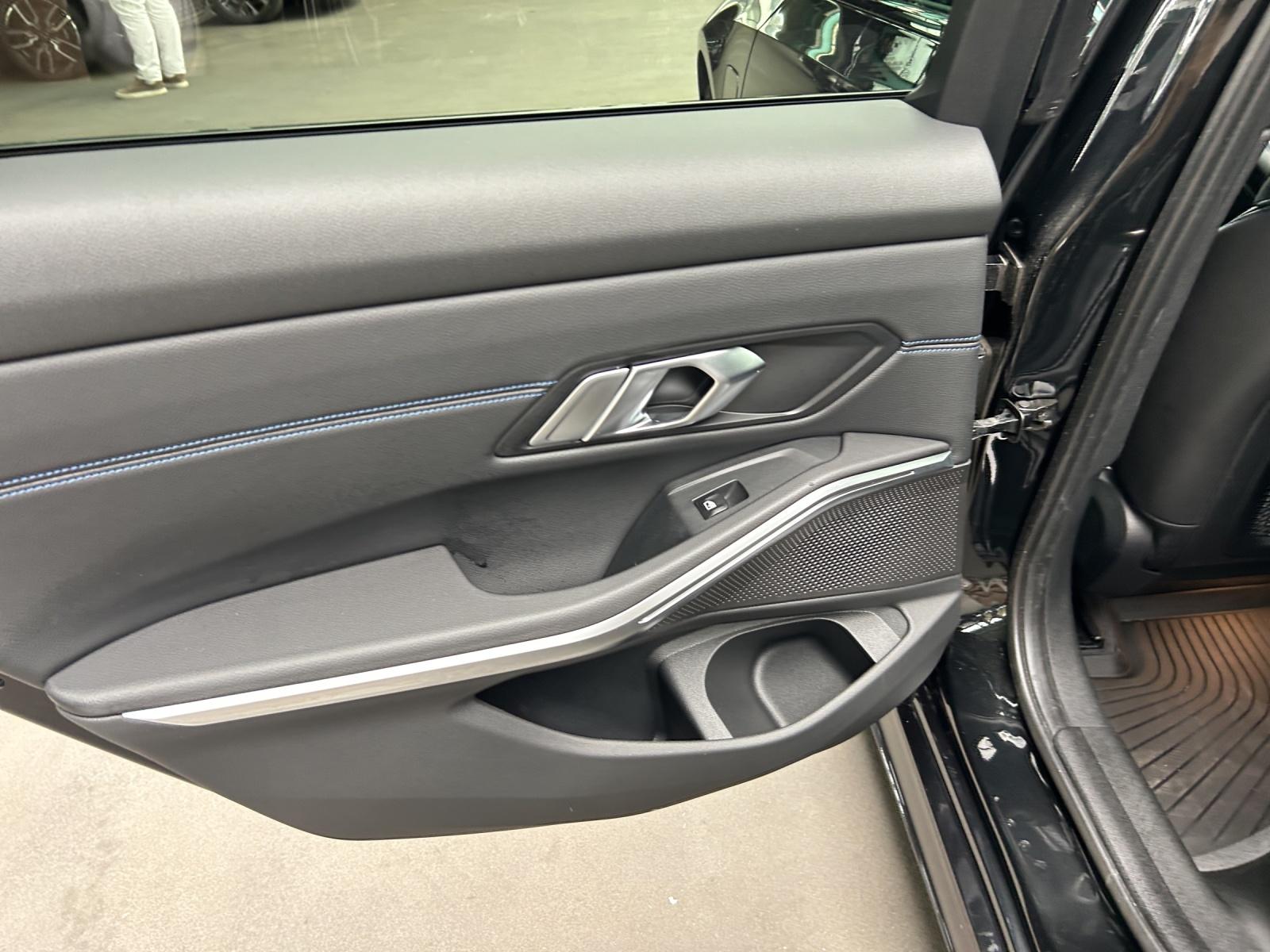 BMW 330e xDrive SAG Touring-image-19