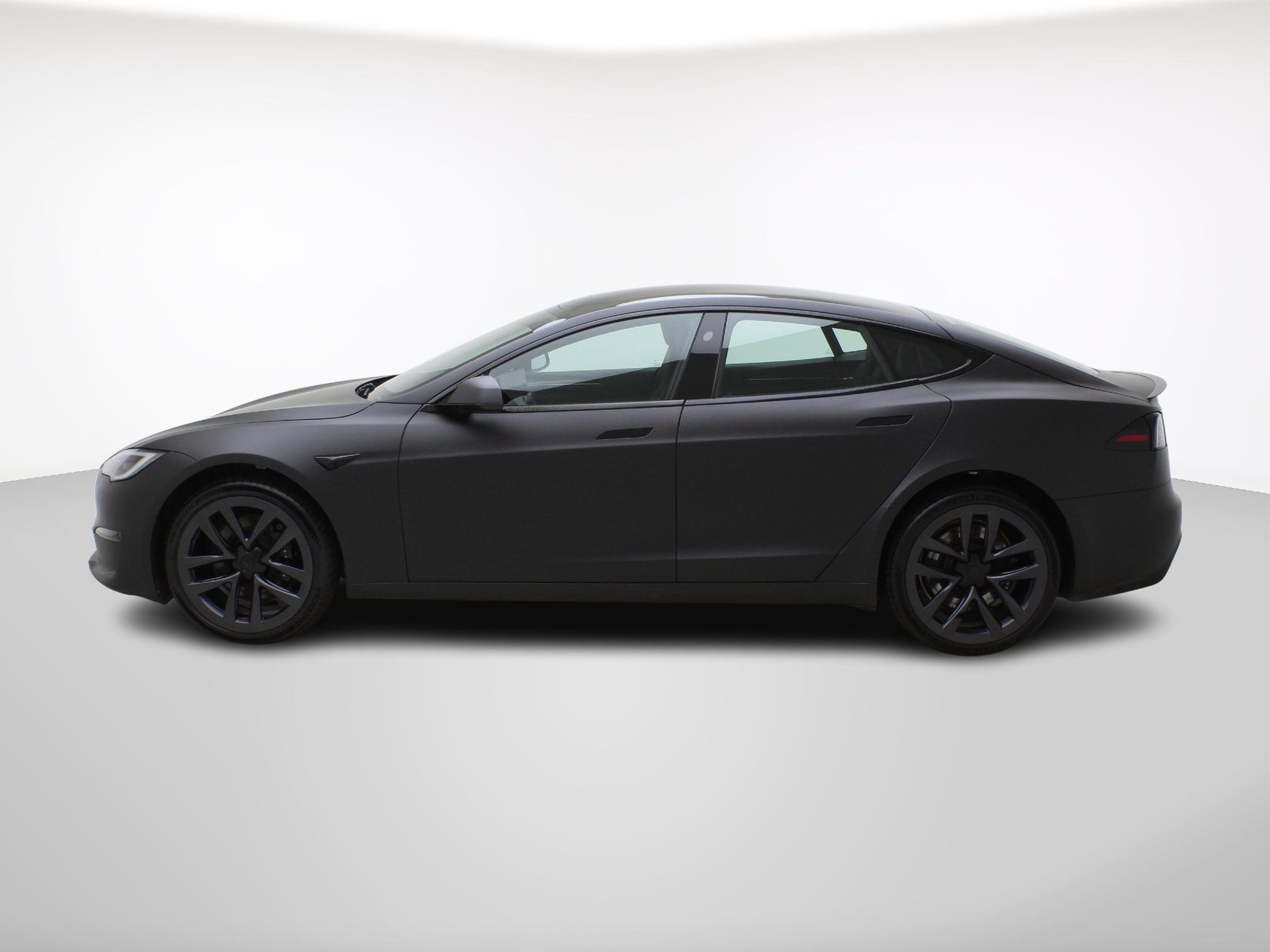 TESLA Model S 100 kWh Plaid-showroom-element-2