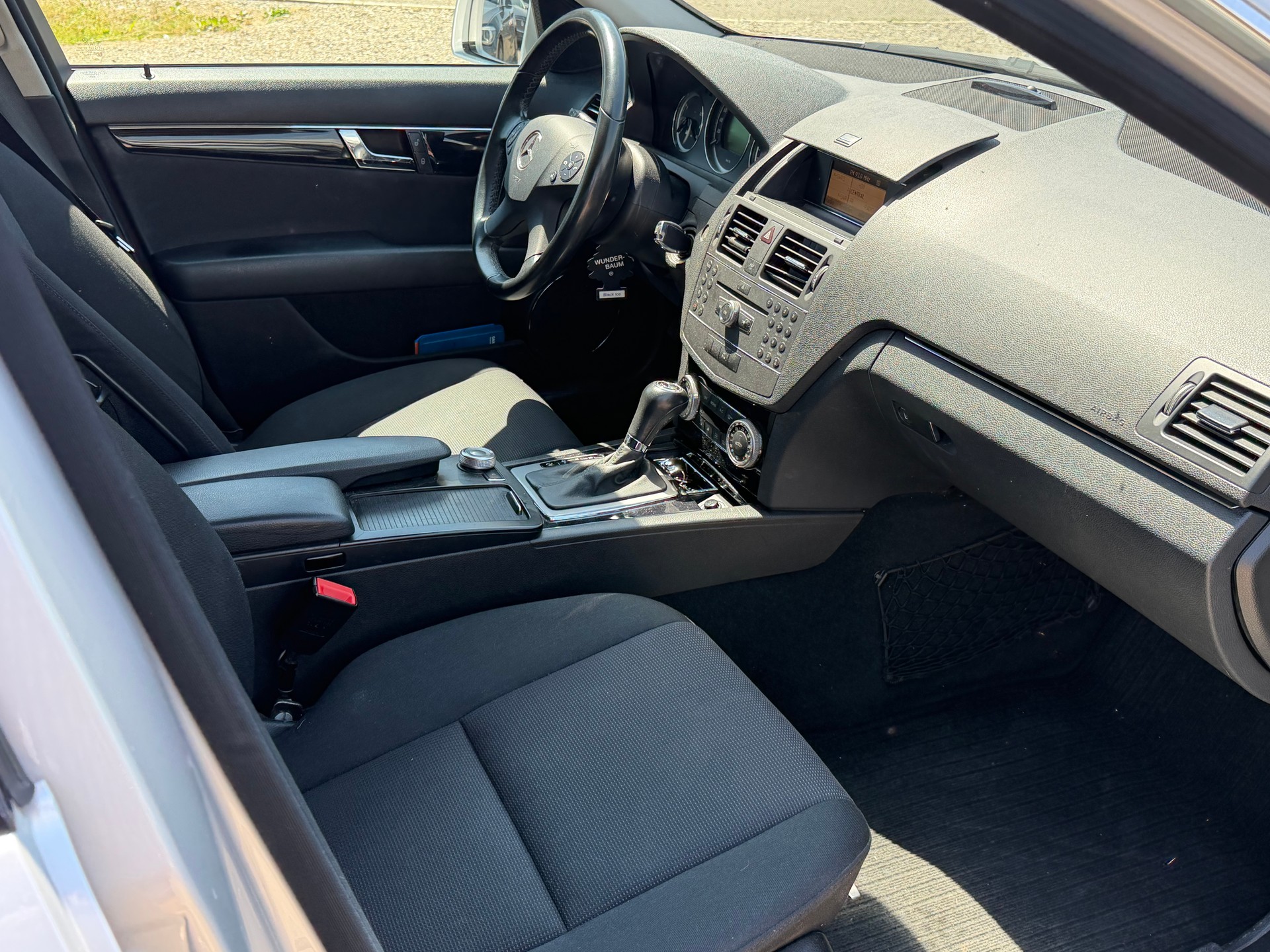 MERCEDES-BENZ C 180 CGI BlueEfficiency Automatic-image-6