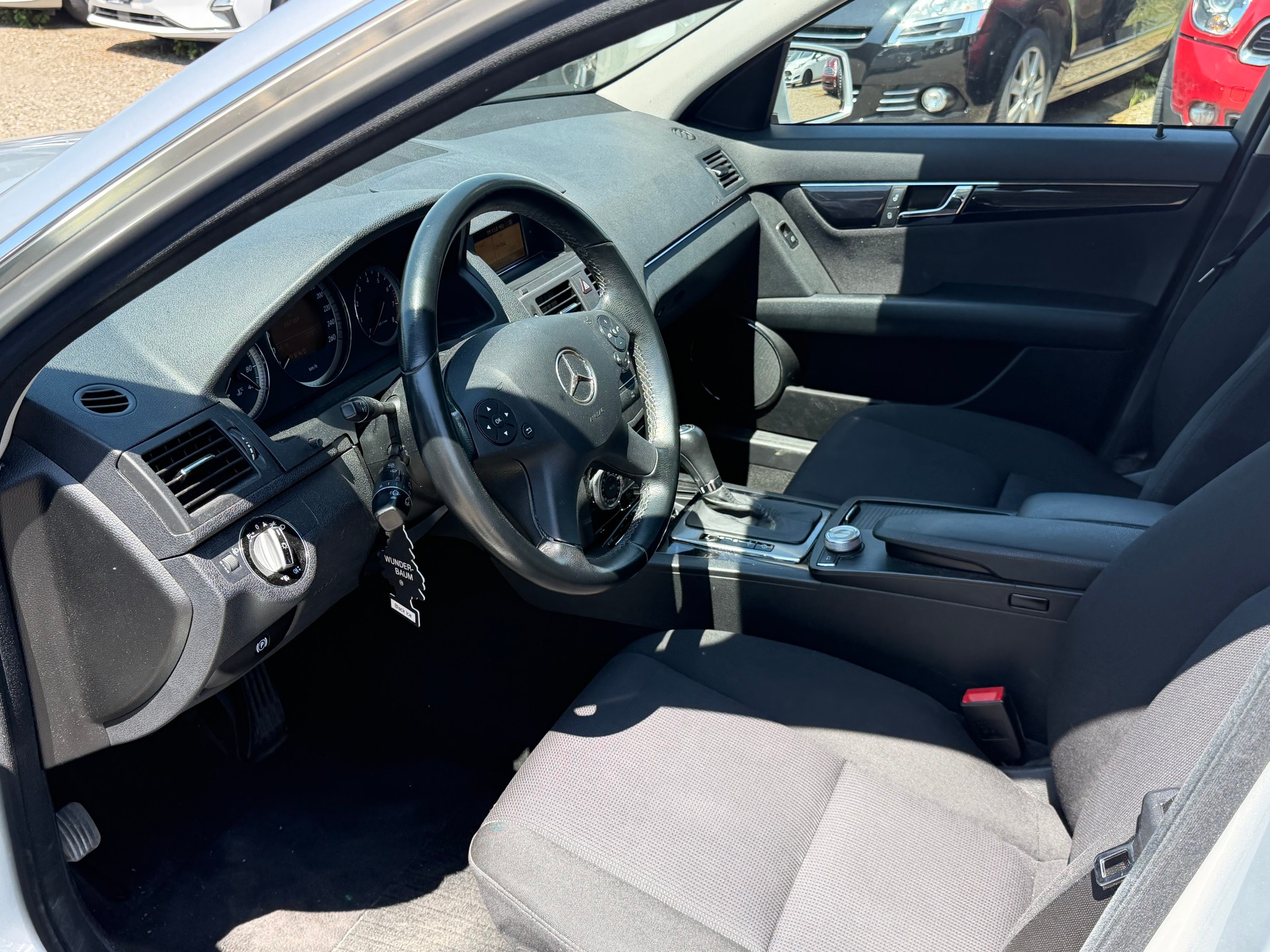 MERCEDES-BENZ C 180 CGI BlueEfficiency Automatic-image-5