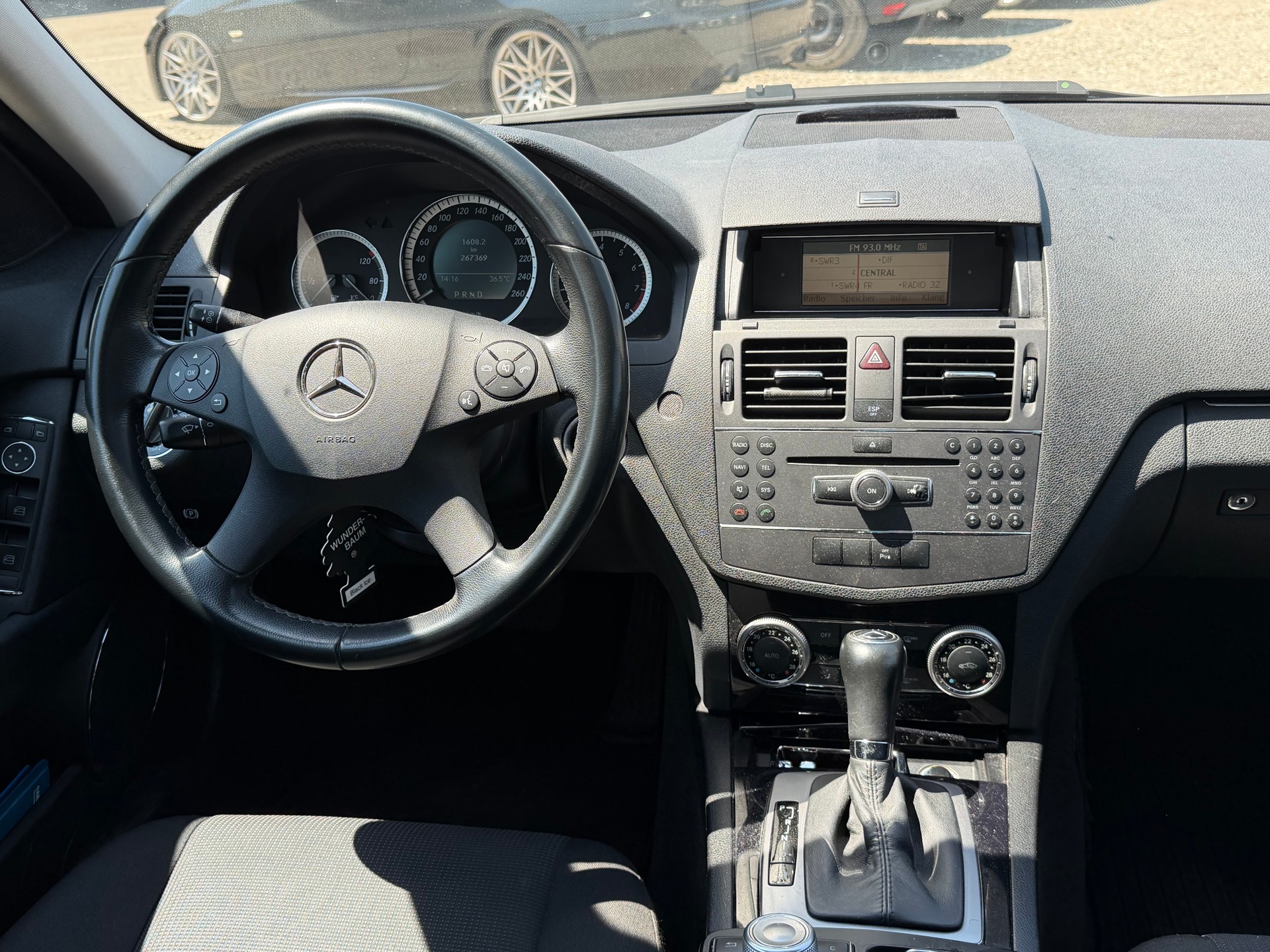 MERCEDES-BENZ C 180 CGI BlueEfficiency Automatic-image-4