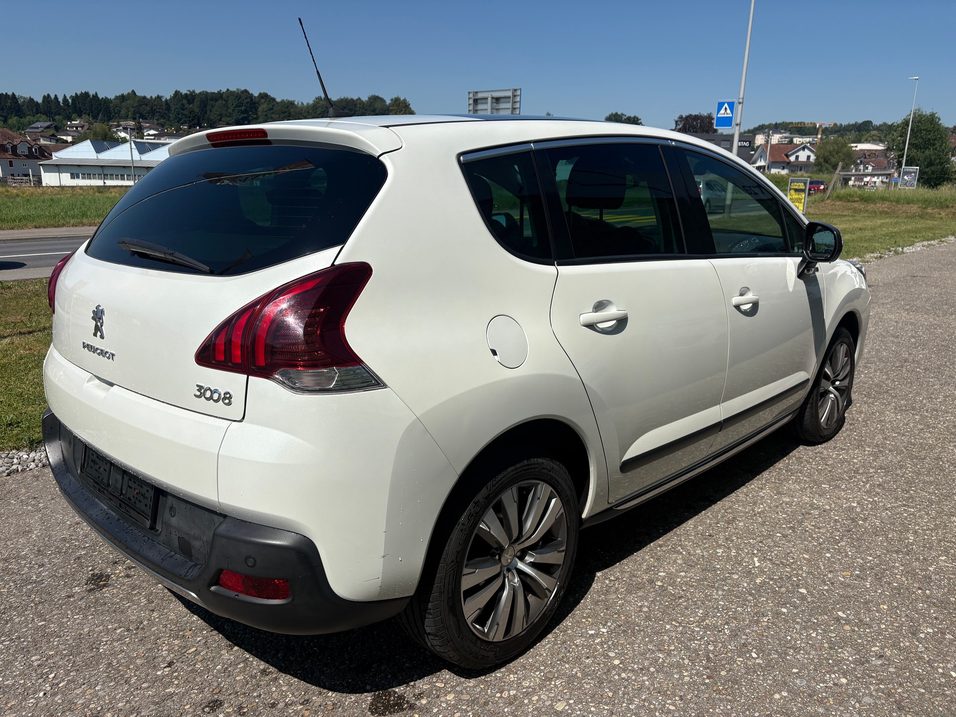 PEUGEOT 3008 1.6 16V T Allure-image-3