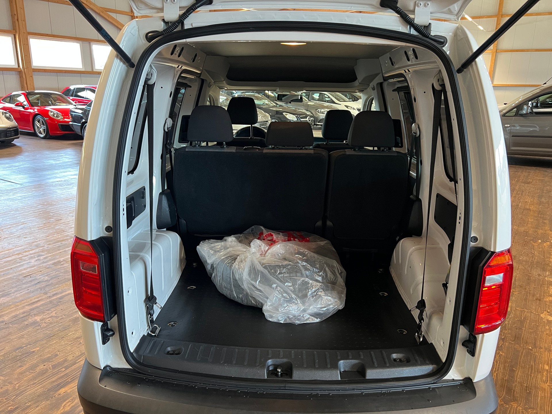 VW Caddy 2.0TDI Entry BlueMotion Technology-image-14