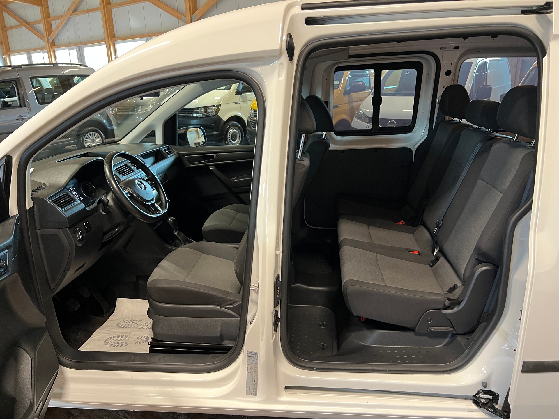 VW Caddy 2.0TDI Entry BlueMotion Technology-image-12