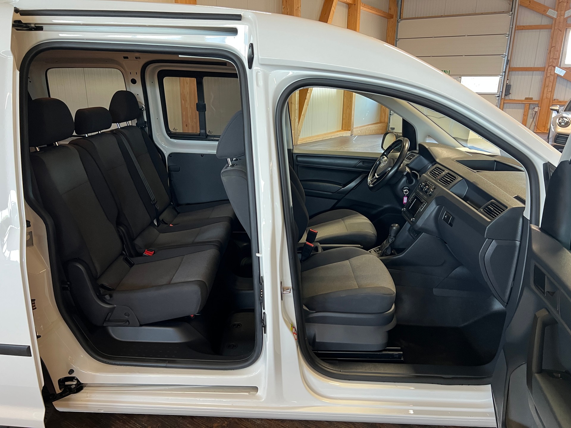VW Caddy 2.0TDI Entry BlueMotion Technology-image-13