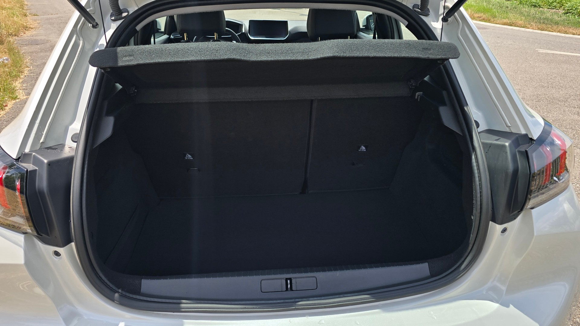 PEUGEOT 208 1.2 PureTech Allure EAT8-image-19