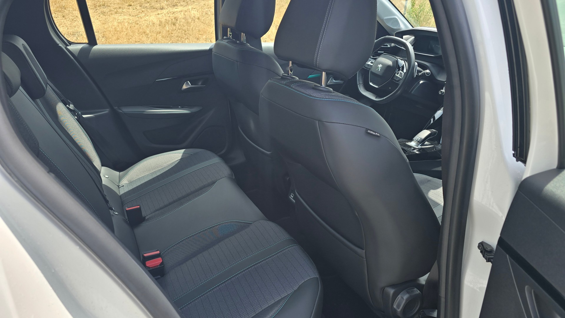 PEUGEOT 208 1.2 PureTech Allure EAT8-image-17