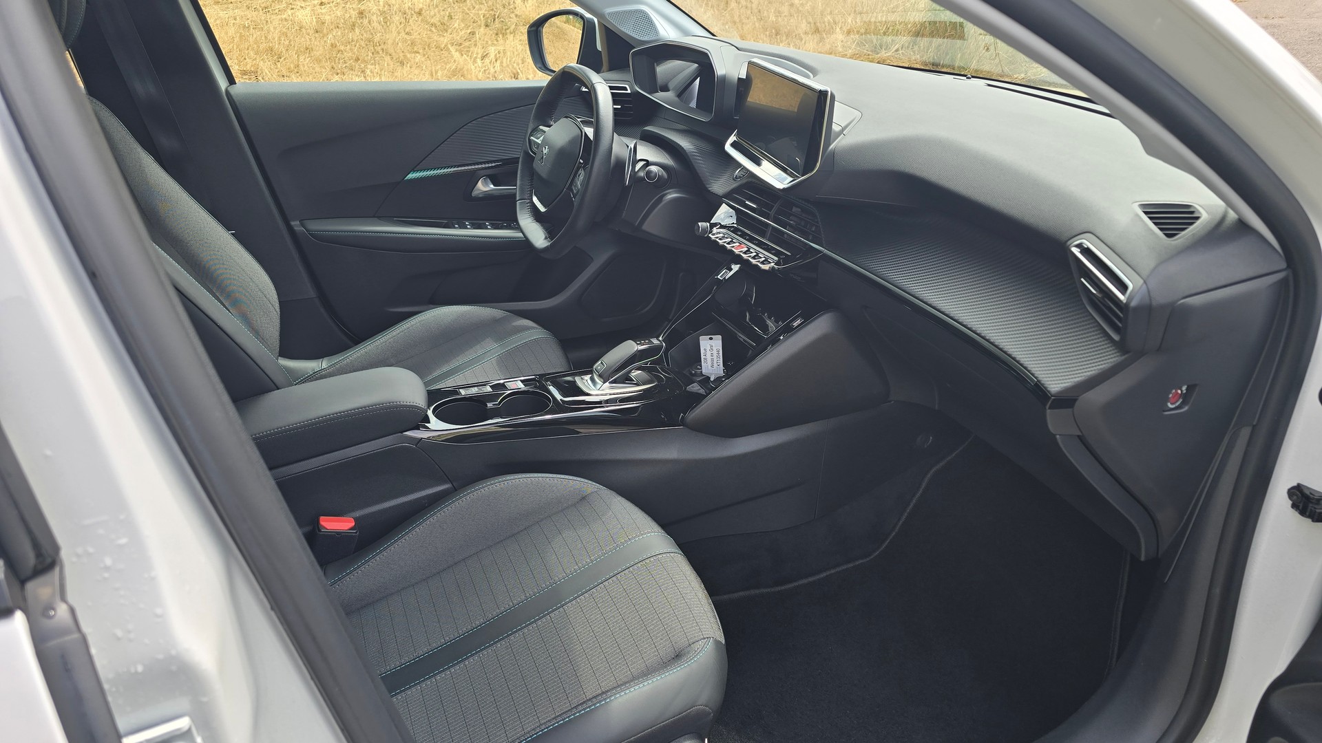 PEUGEOT 208 1.2 PureTech Allure EAT8-image-7