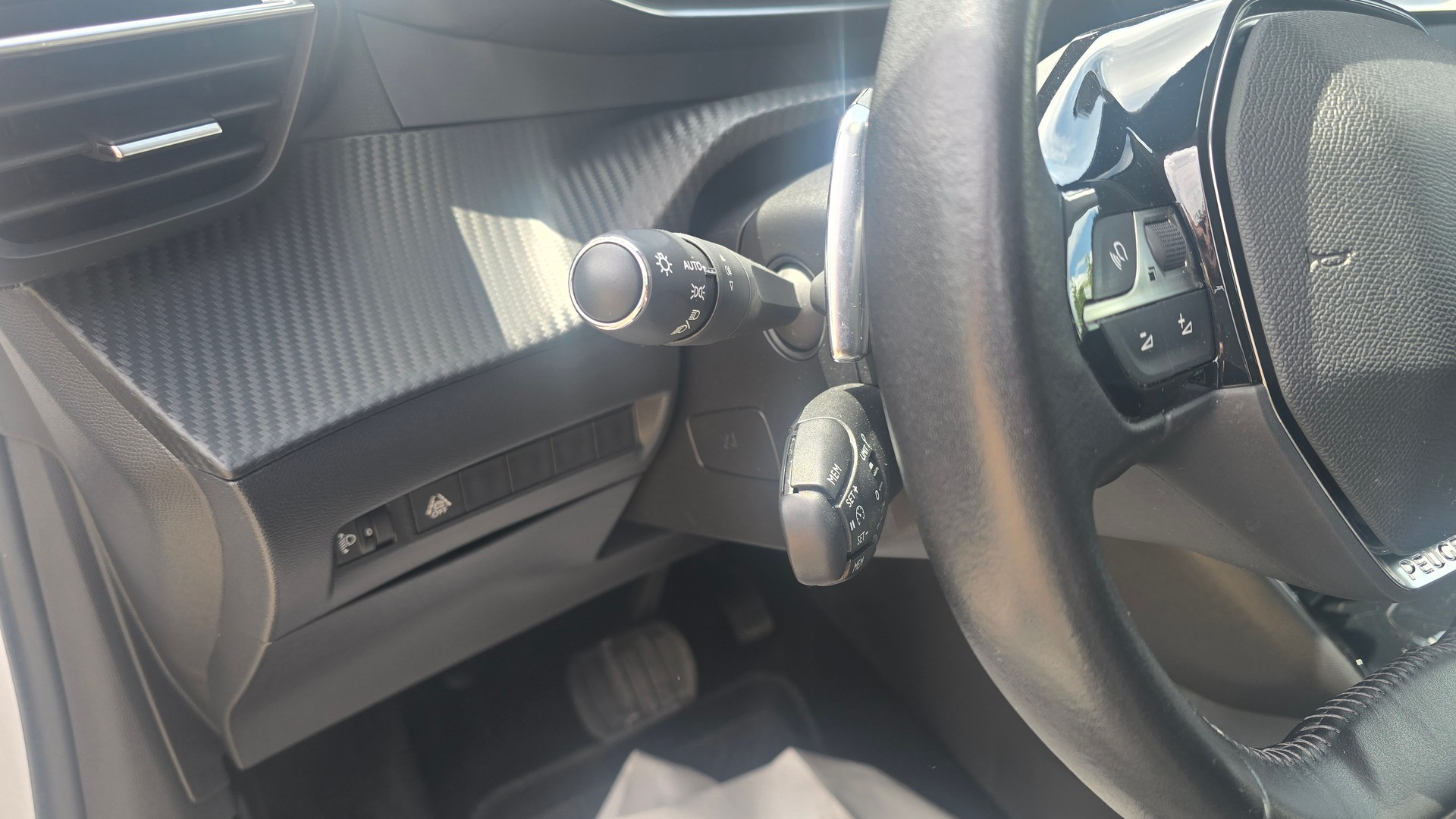 PEUGEOT 208 1.2 PureTech Allure EAT8-image-15