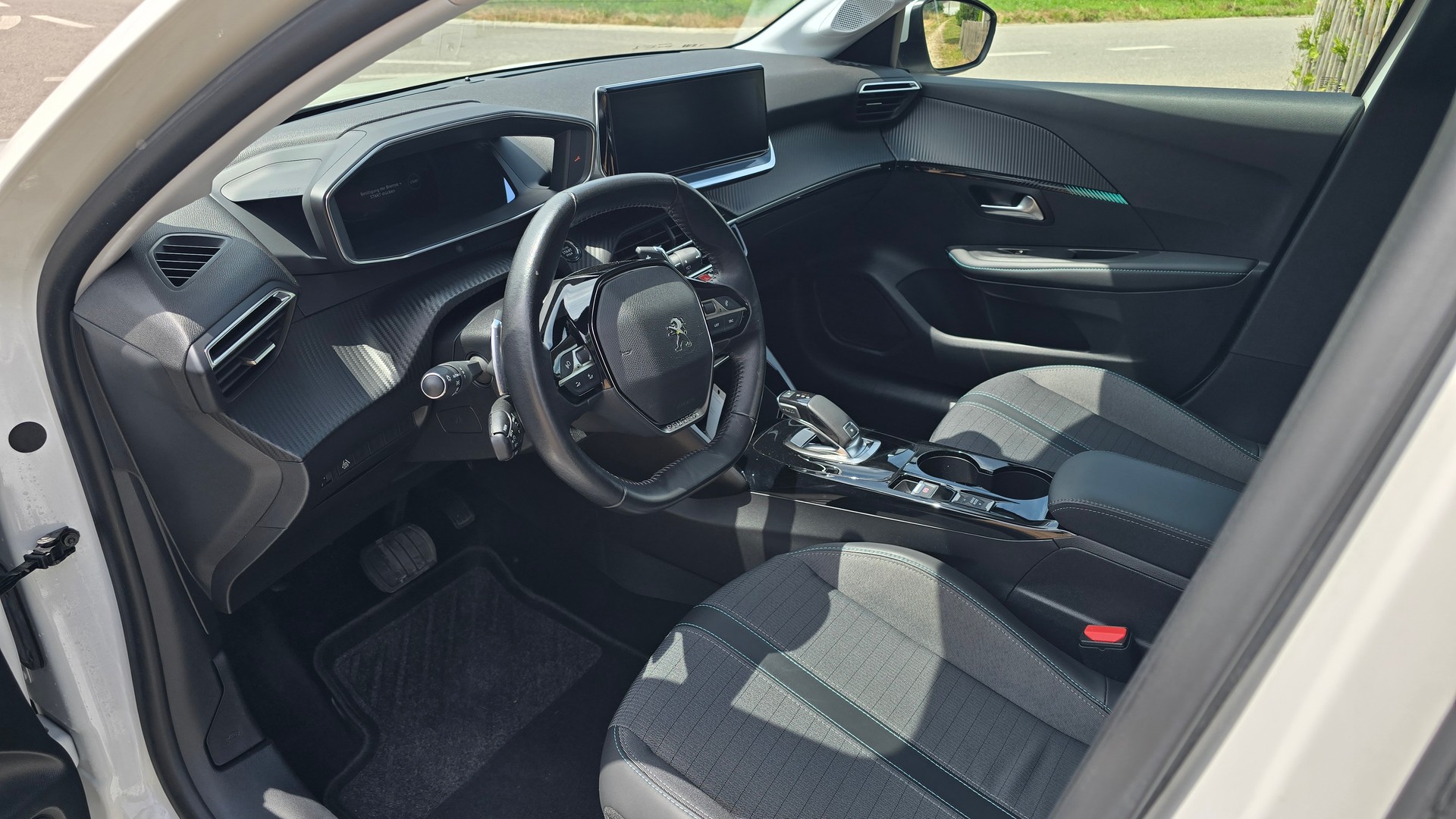 PEUGEOT 208 1.2 PureTech Allure EAT8-image-6