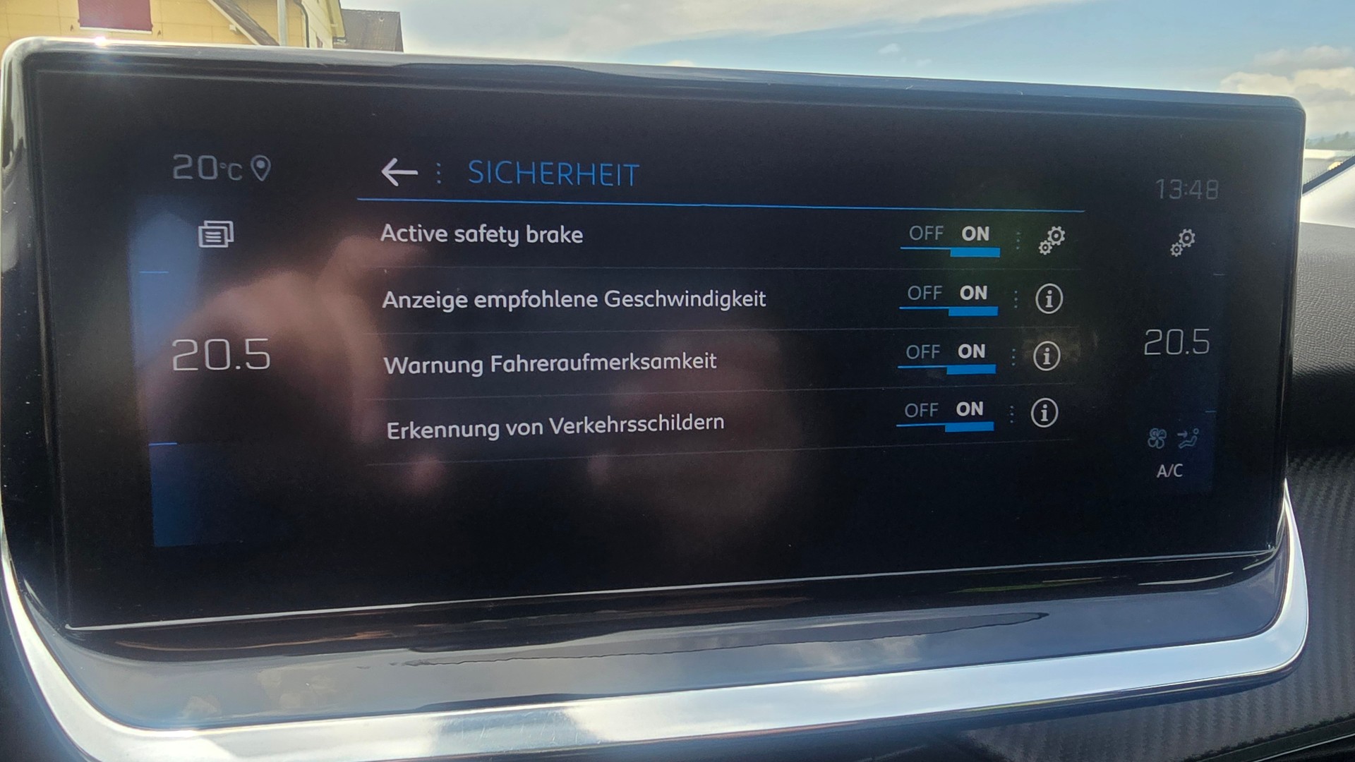 PEUGEOT 208 1.2 PureTech Allure EAT8-image-12