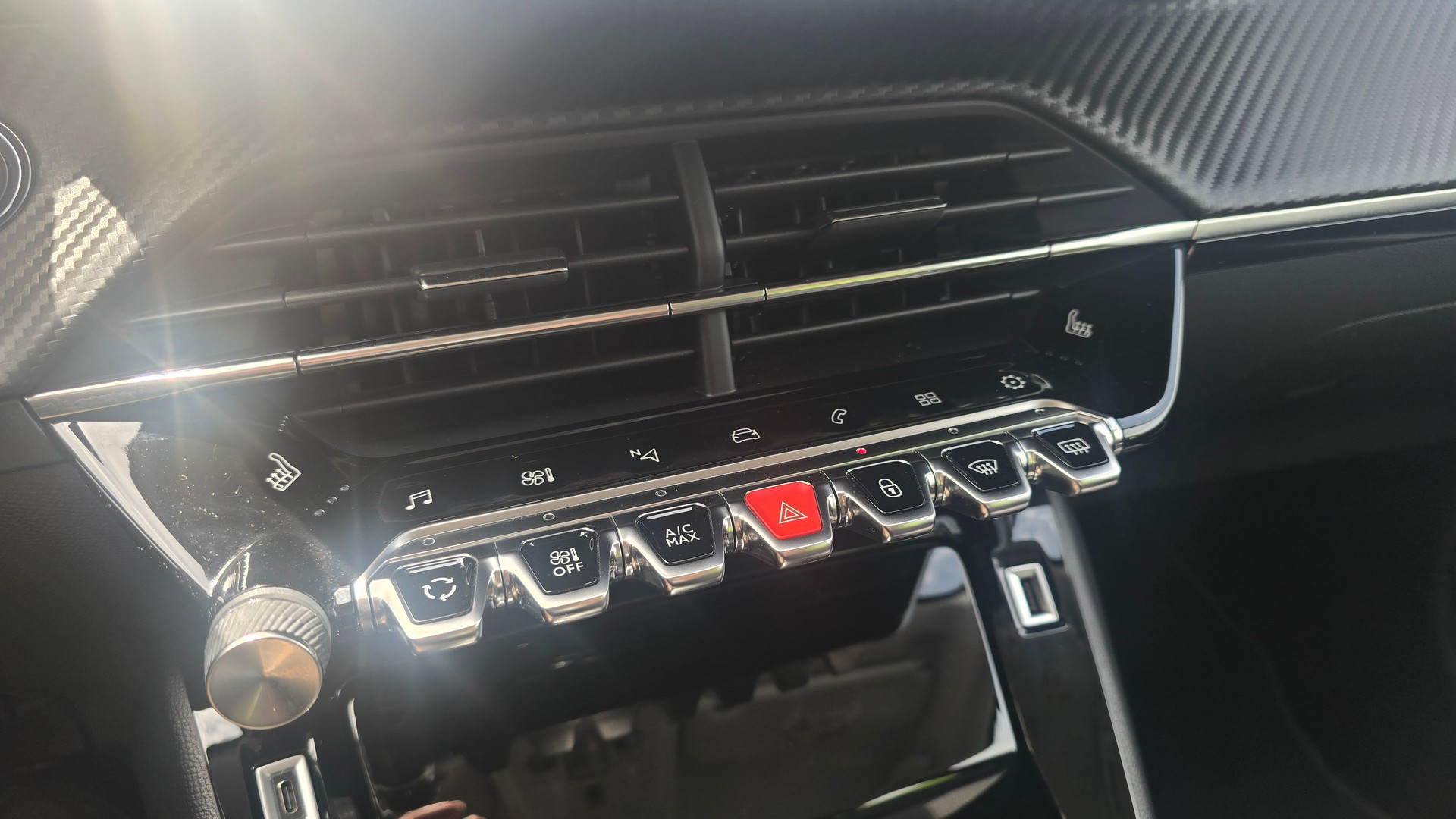 PEUGEOT 208 1.2 PureTech Allure EAT8-image-8