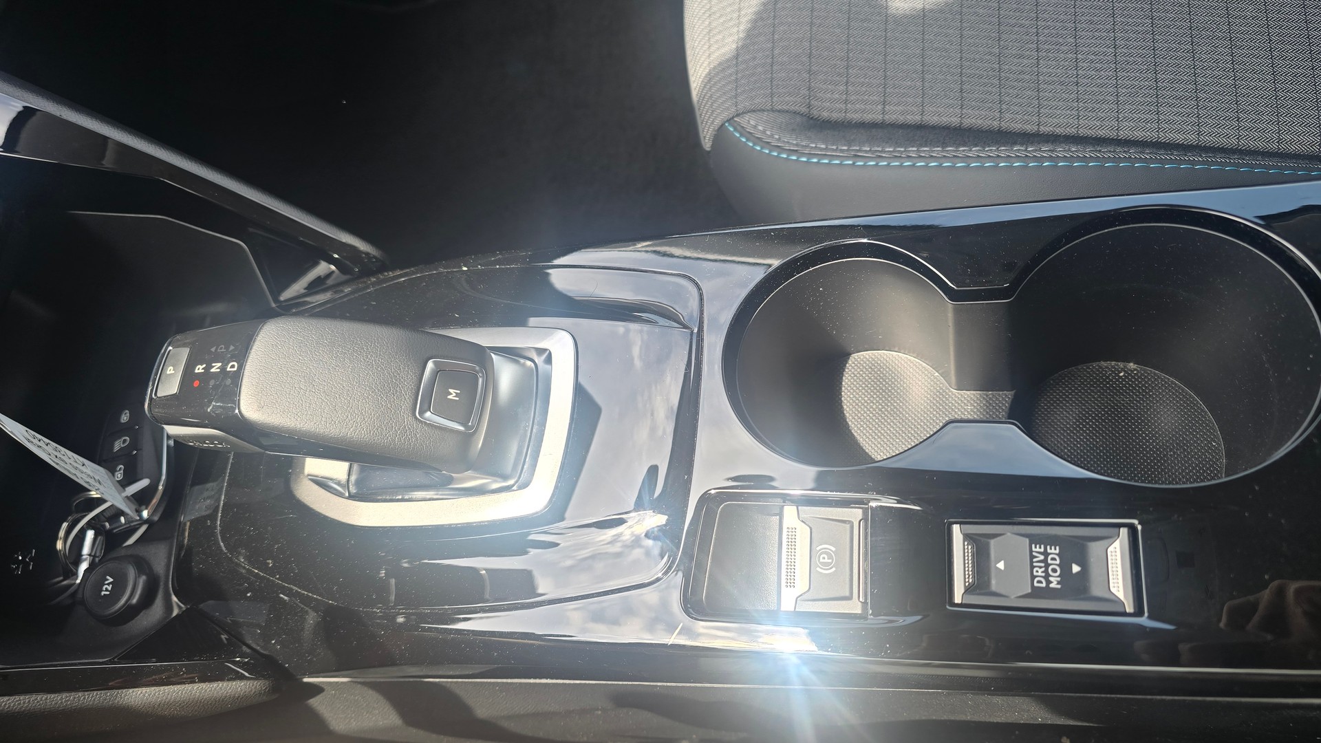 PEUGEOT 208 1.2 PureTech Allure EAT8-image-10