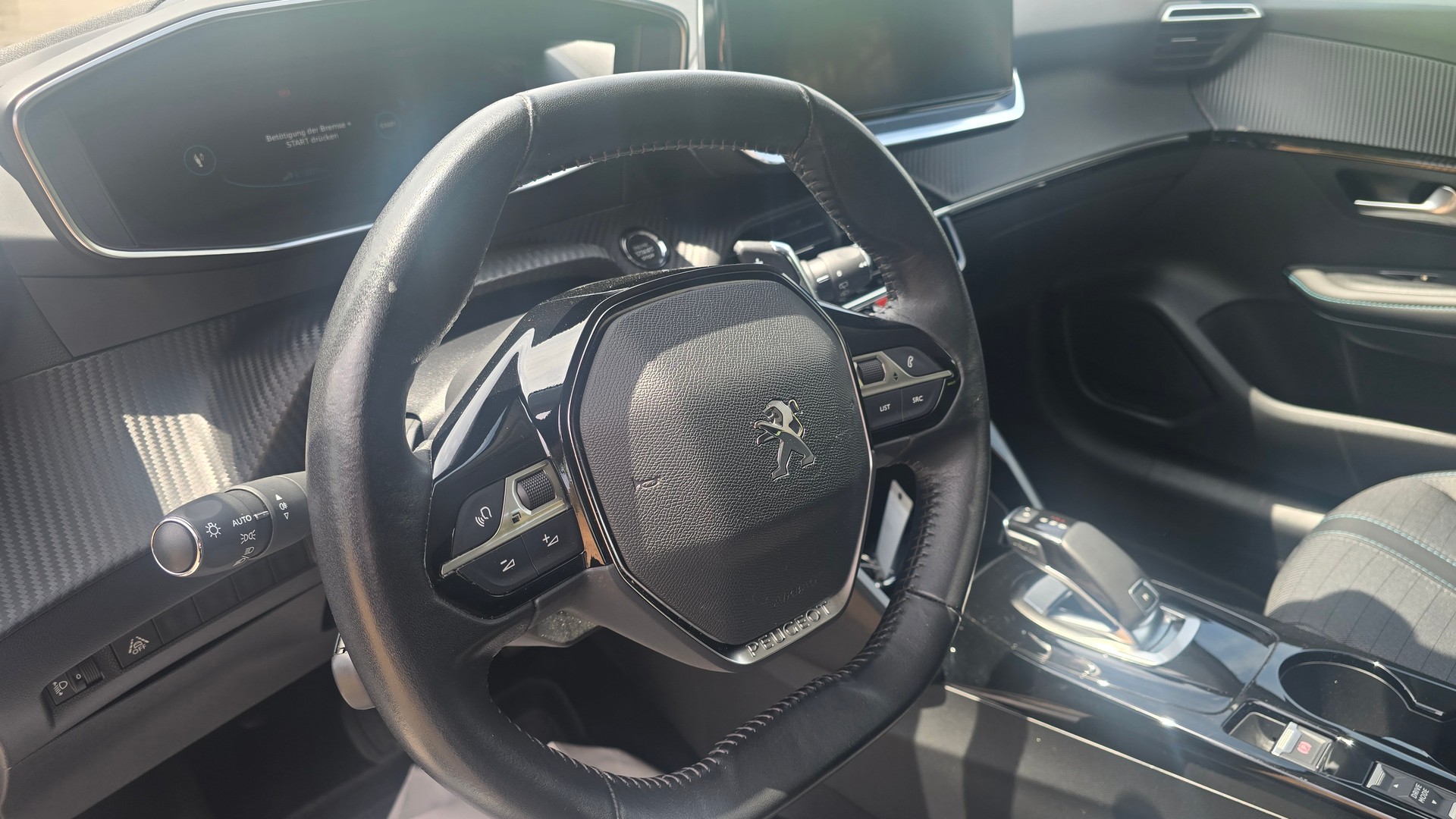 PEUGEOT 208 1.2 PureTech Allure EAT8-image-16