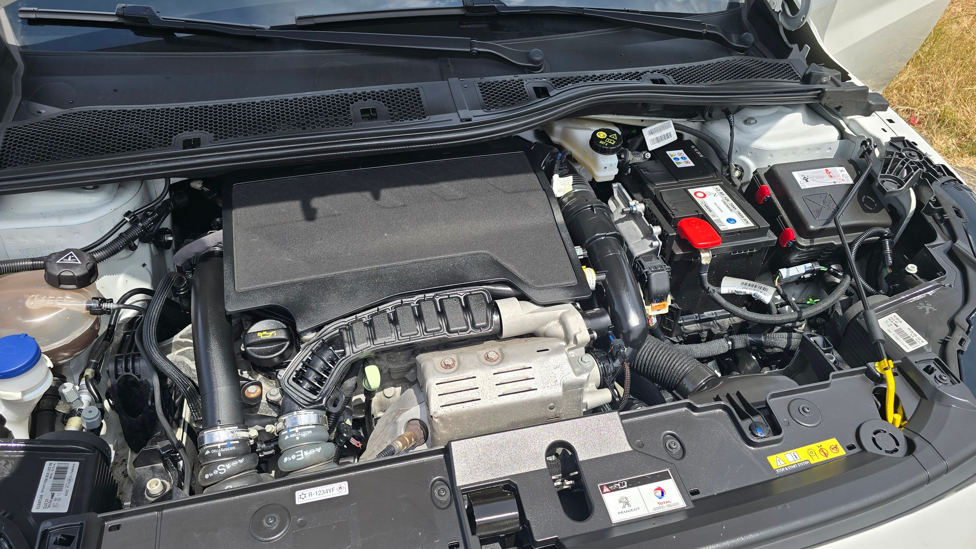 PEUGEOT 208 1.2 PureTech Allure EAT8-image-18