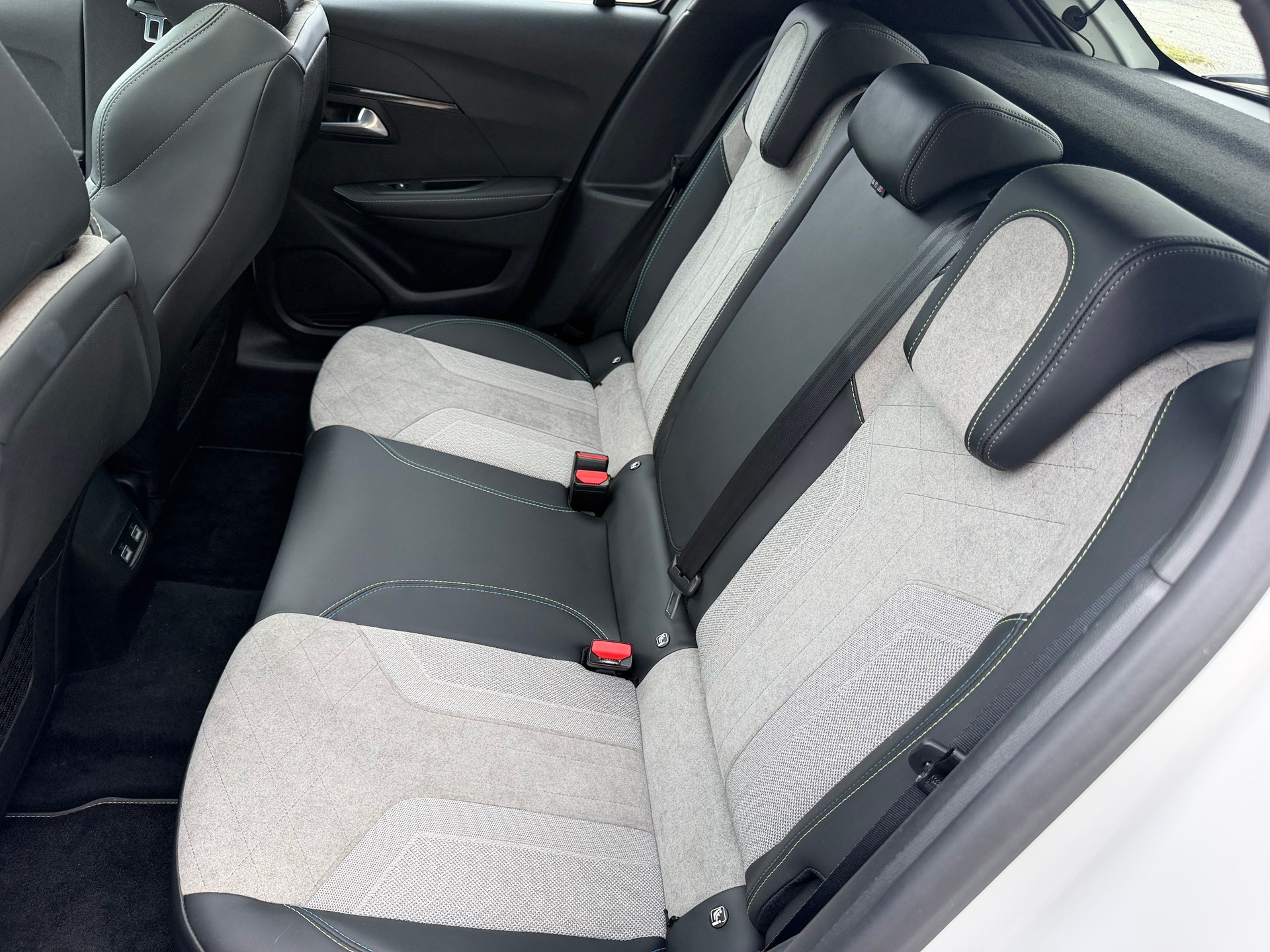 PEUGEOT 208 1.2 PureTech GT Pack EAT8-image-9