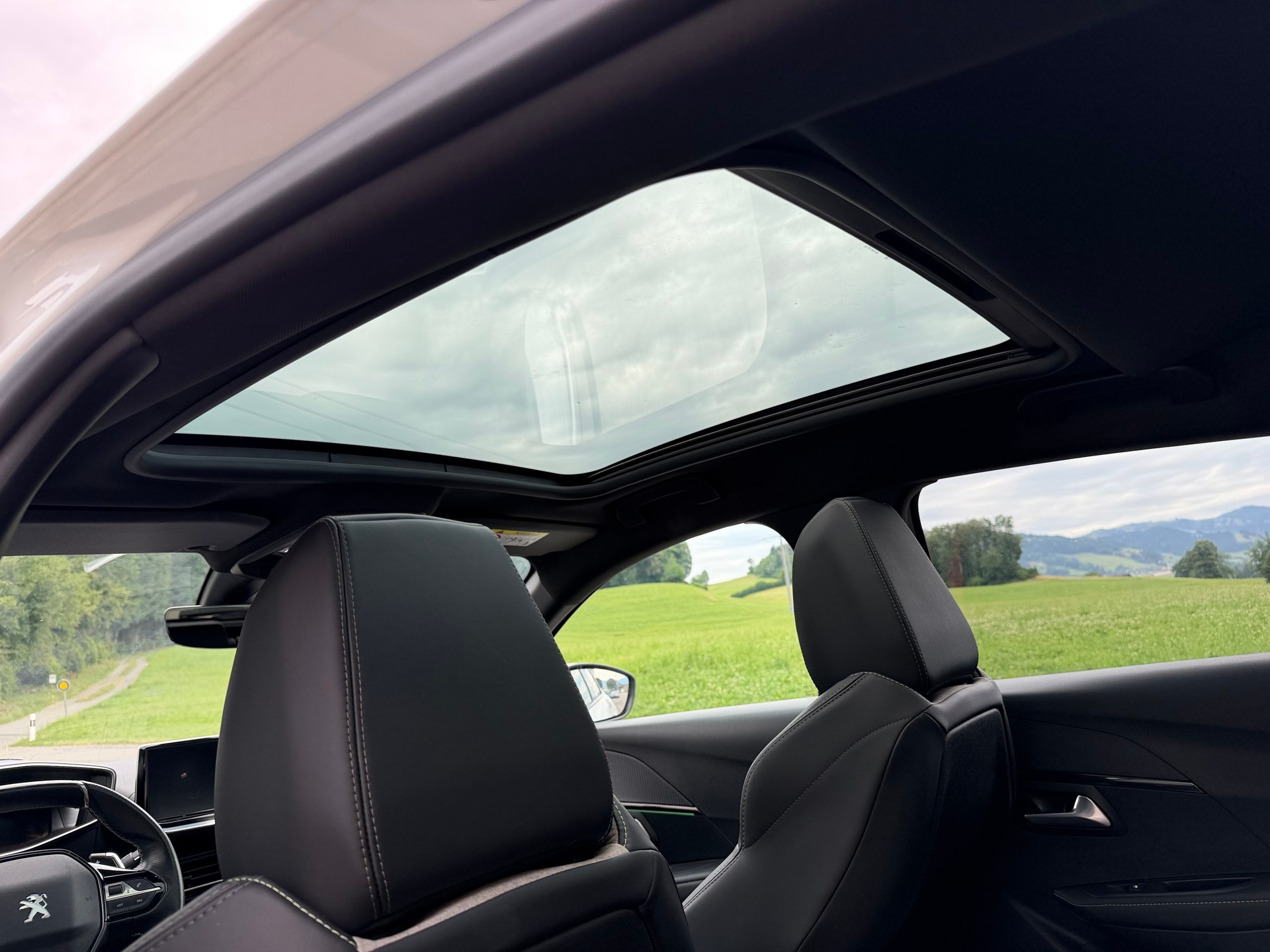 PEUGEOT 208 1.2 PureTech GT Pack EAT8-image-12