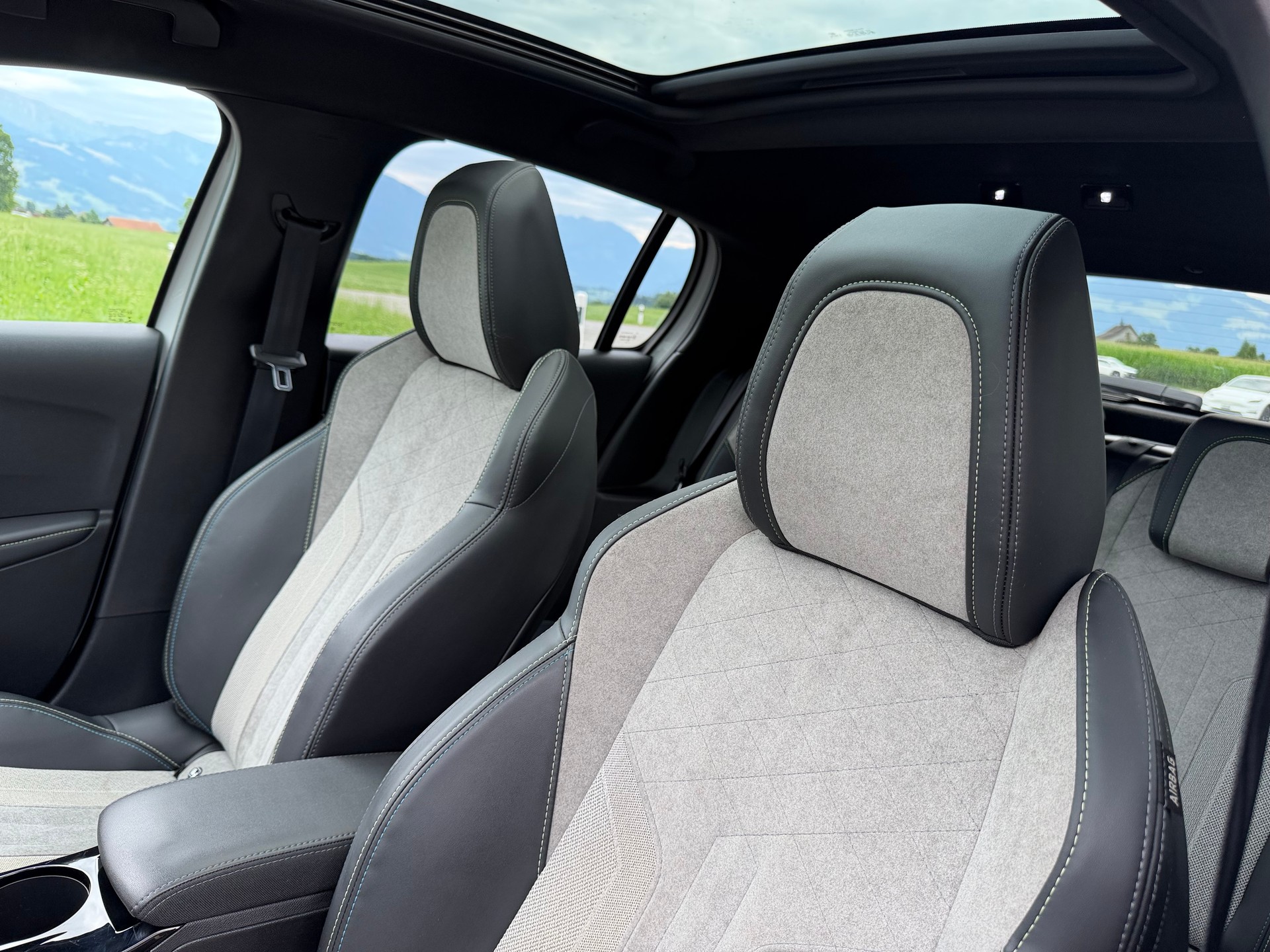 PEUGEOT 208 1.2 PureTech GT Pack EAT8-image-8