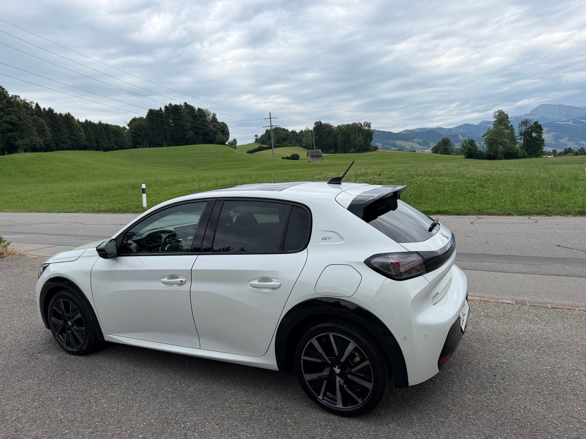 PEUGEOT 208 1.2 PureTech GT Pack EAT8-image-1