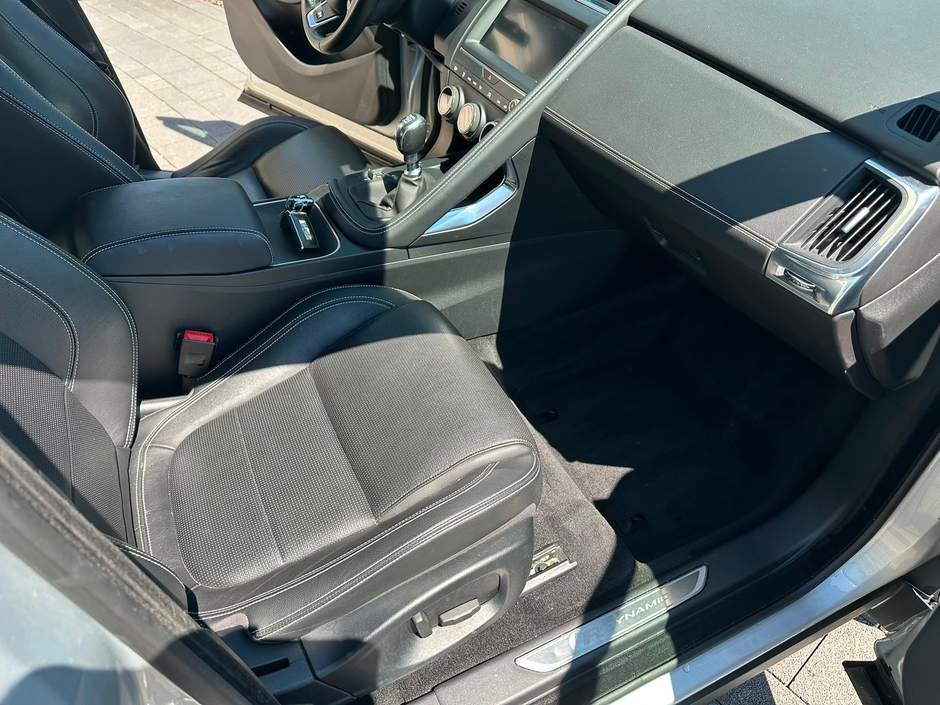 JAGUAR E-Pace 2.0d D150 R-Dynamic S AWD-image-9