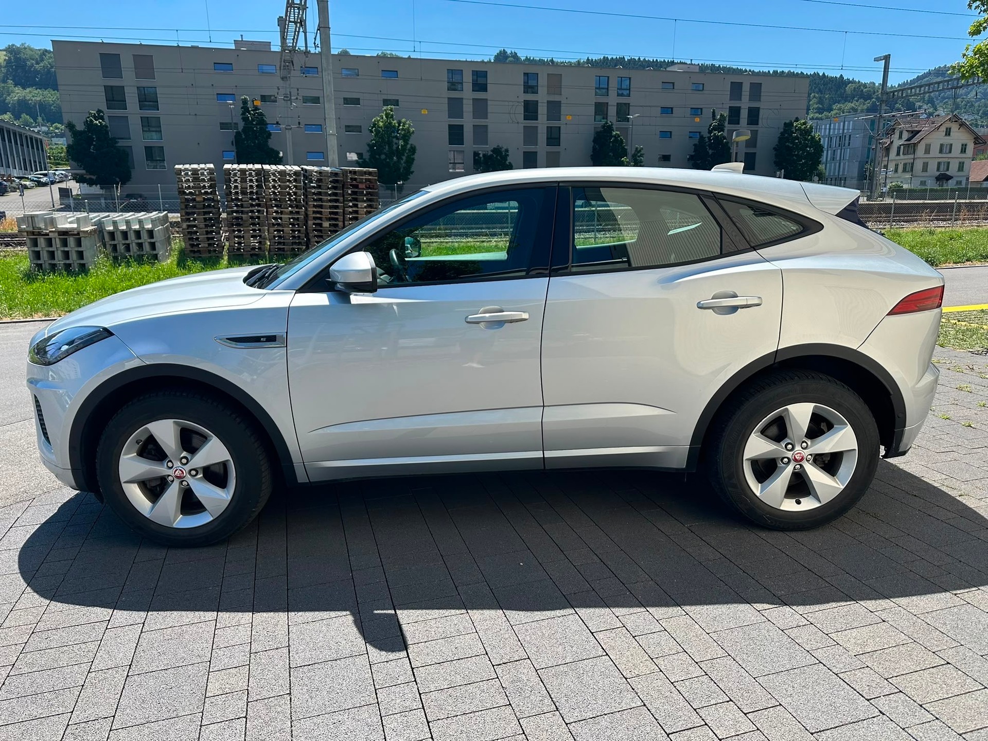 JAGUAR E-Pace 2.0d D150 R-Dynamic S AWD-image-3