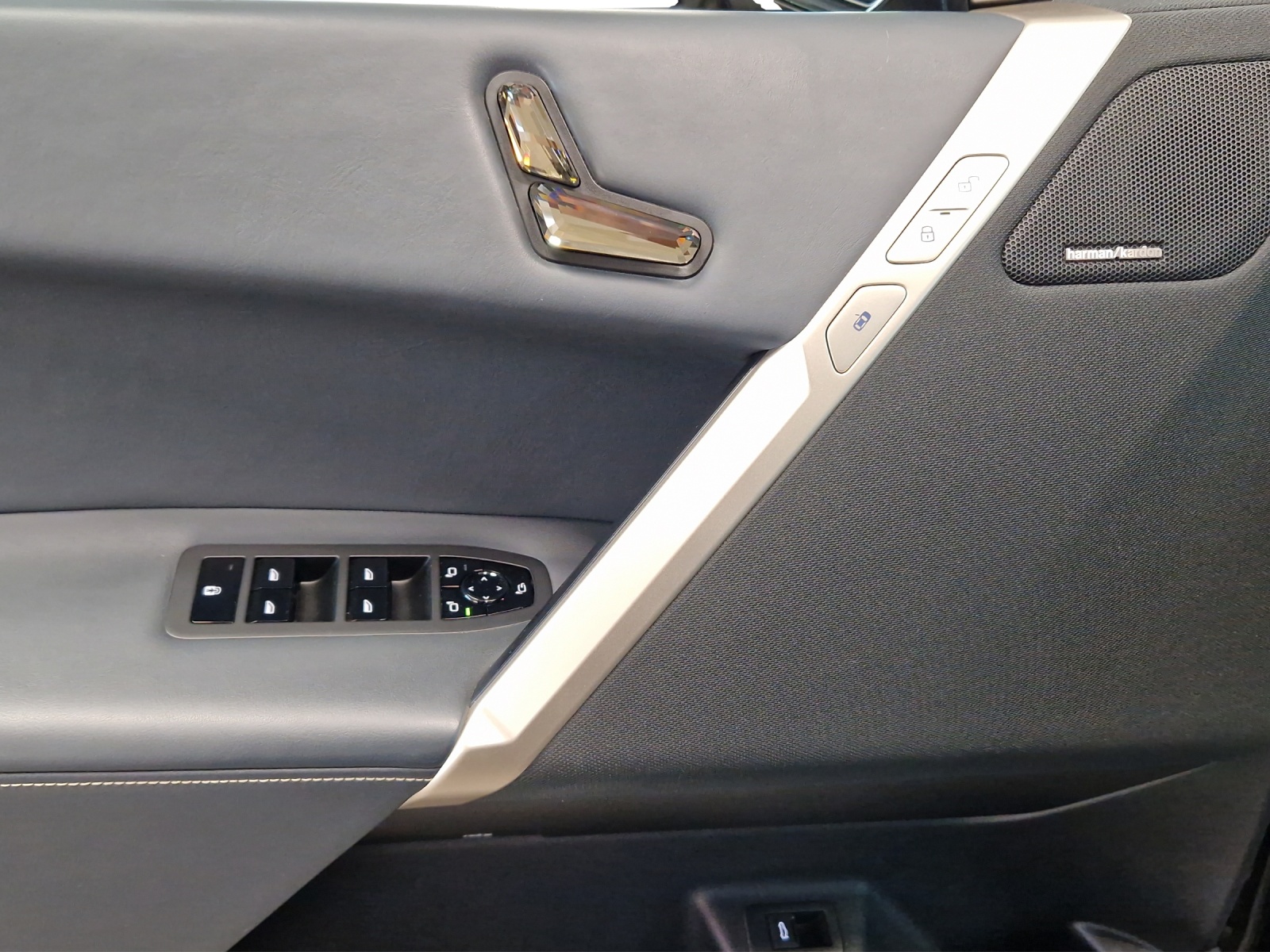 BMW iX xDrive50 Sport-image-15
